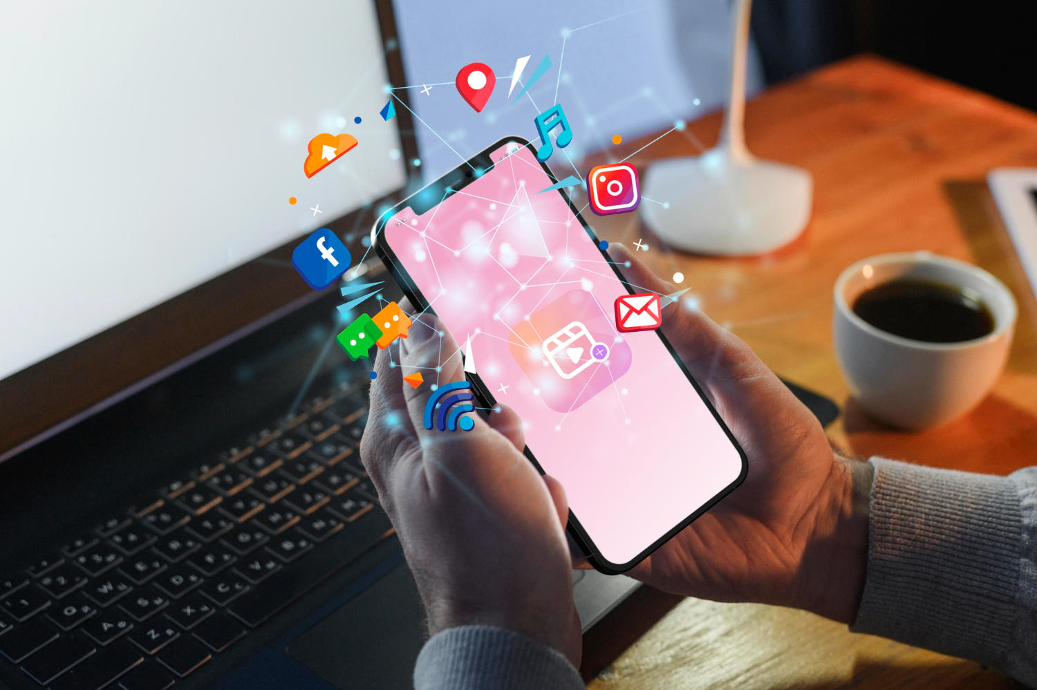 Homem mexendo nas redes sociais no celular. 