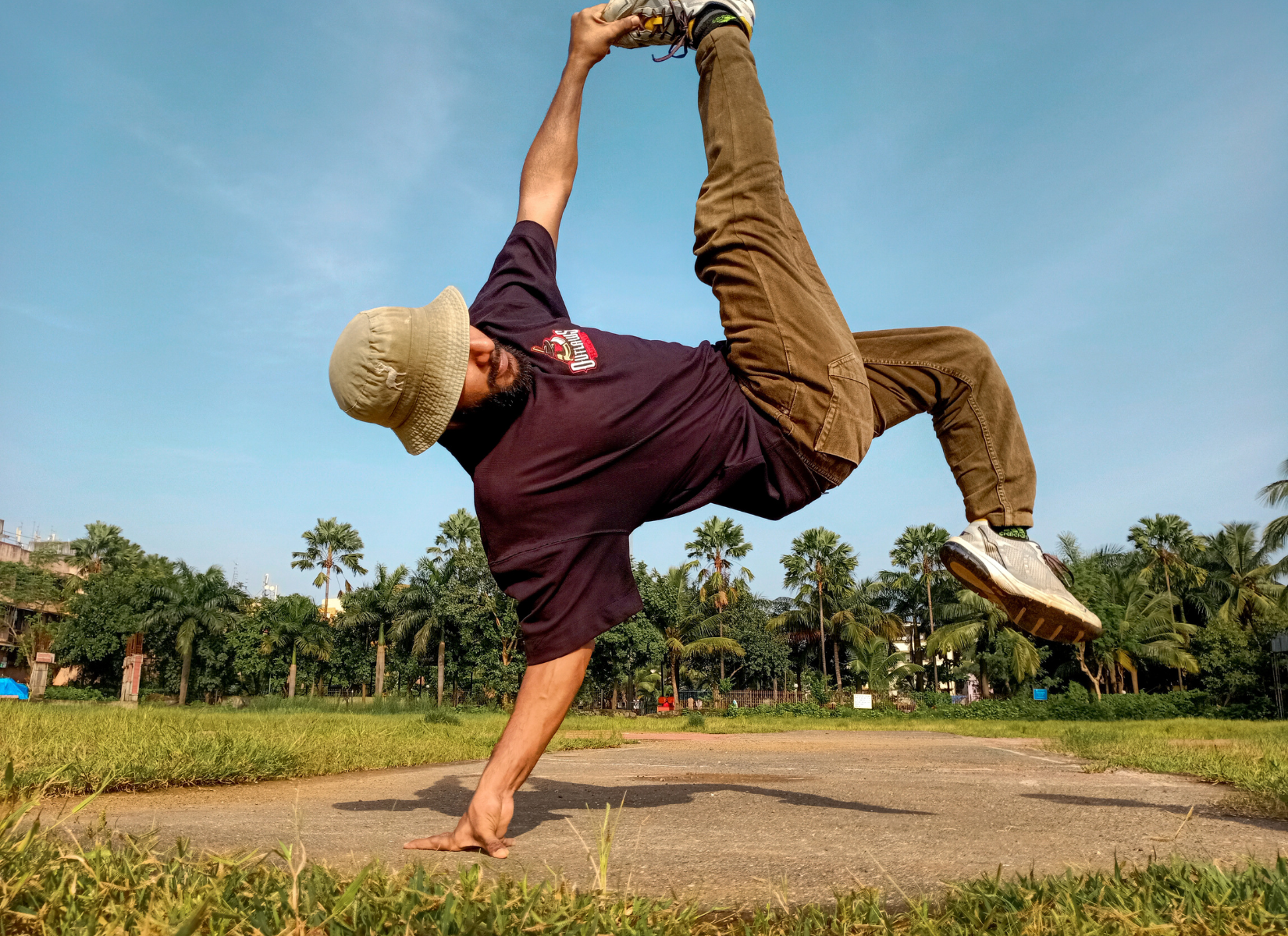 dançarindo de breakdancing fazendo movimentos em um parque