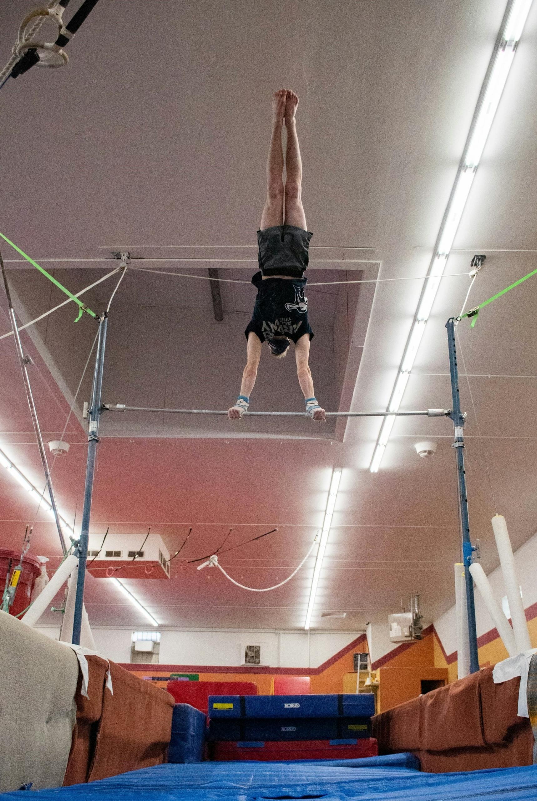 Homem fazendo exercício na barra fixa