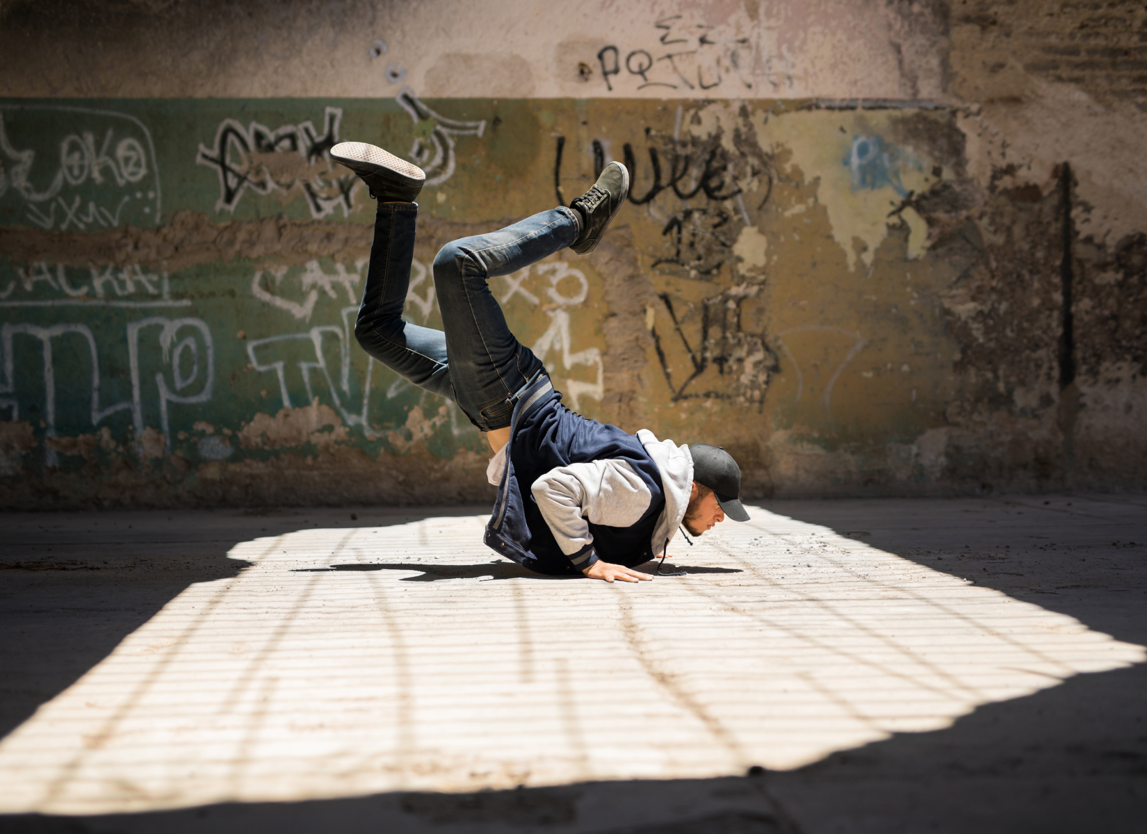 dançarino de break realizando posição da dança