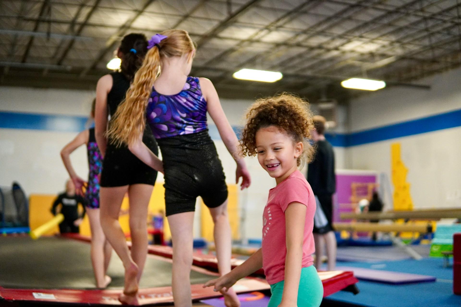 Crianças treinando ginástica artística