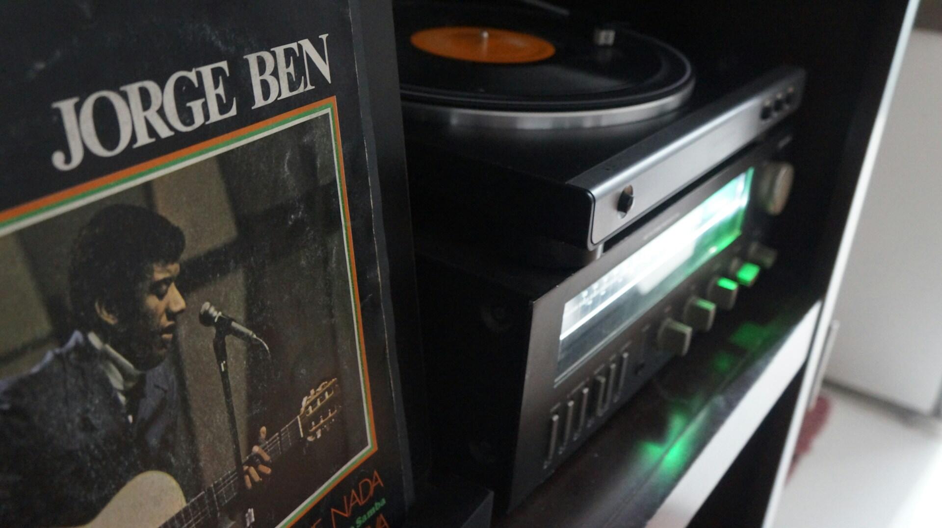 Imagem de um toca discos, com um disco do Jorge Ben ao lado