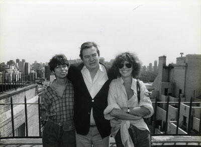 Antonio Carlos Jobim entre Nara, à esquerda, e Danuza Leão, no terraço do Hotel Adams.