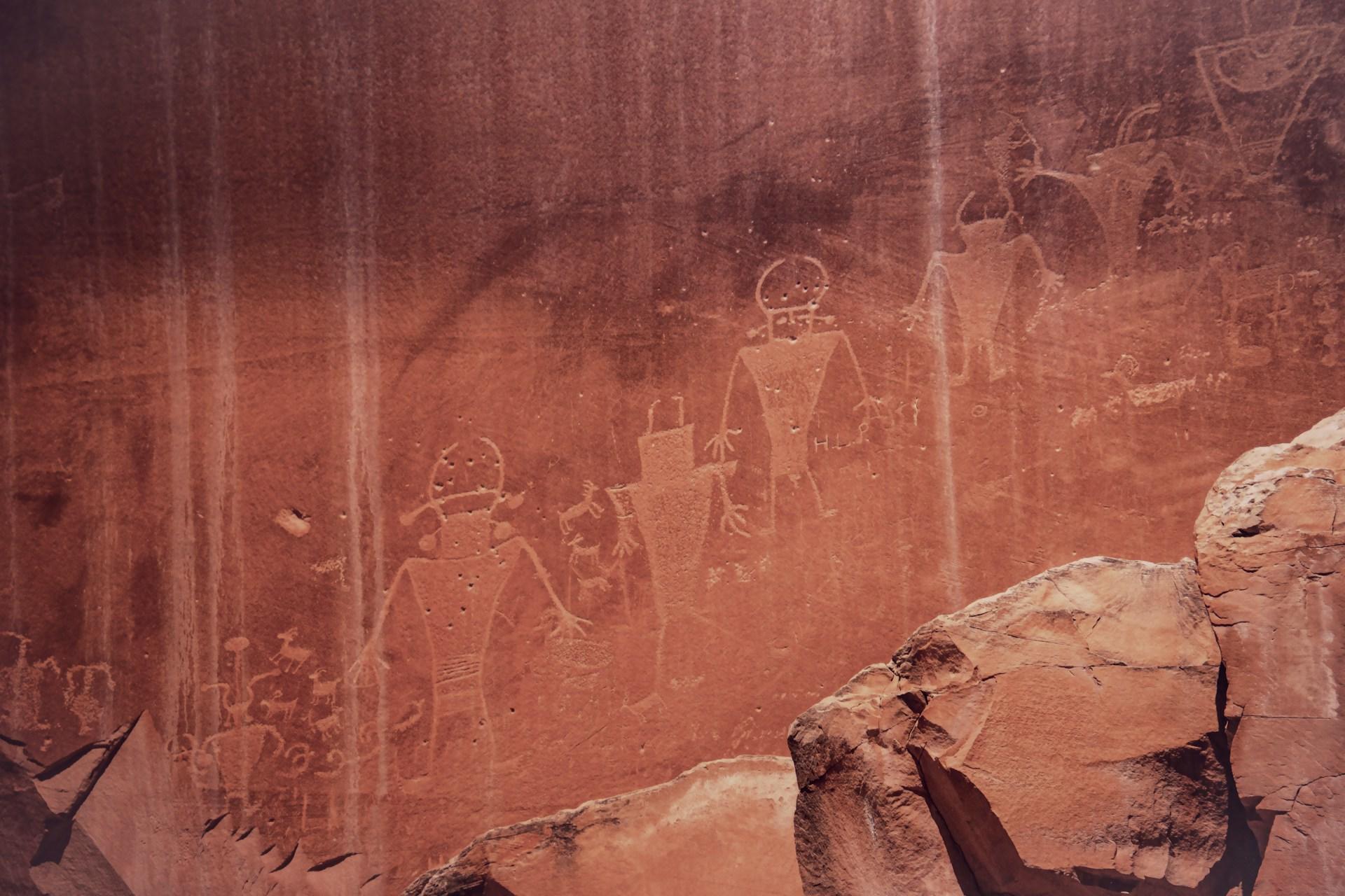 Imagem de uma caverna com pinturas rupestres