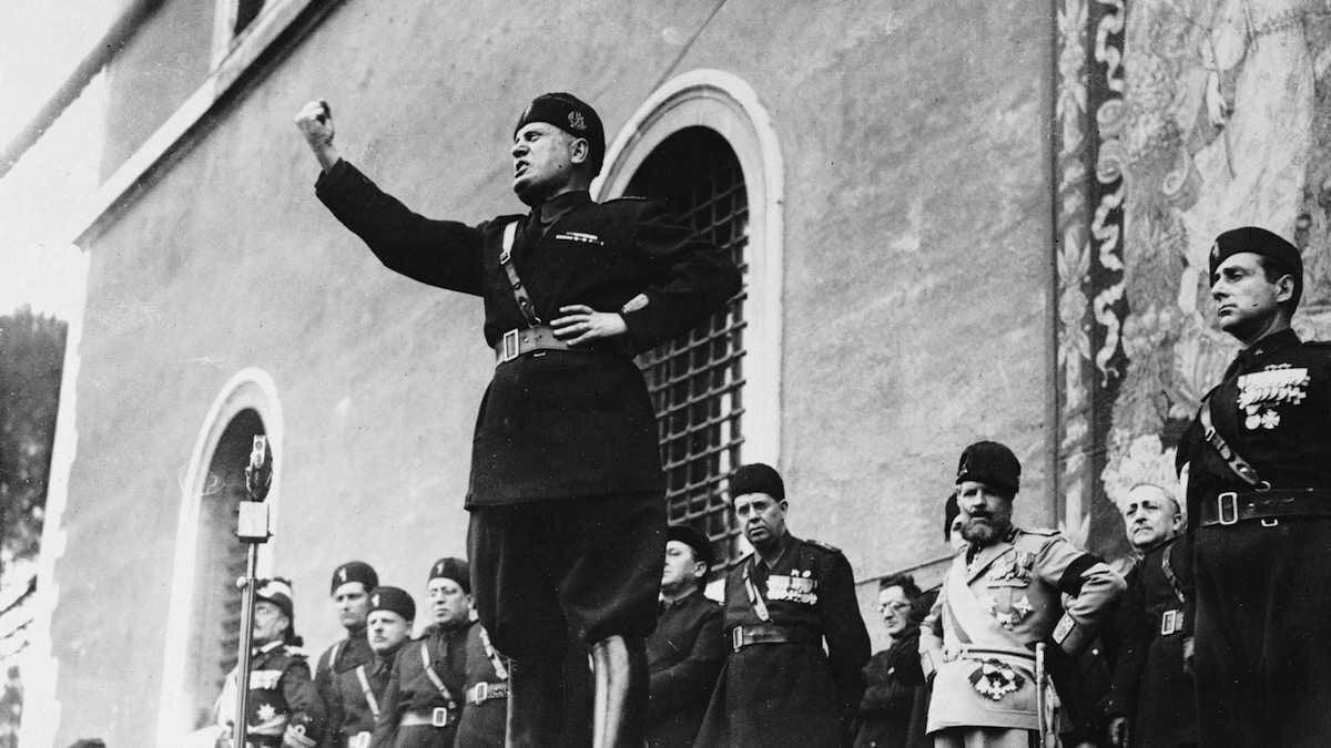Benito Mussolini realizando discurso na Itália