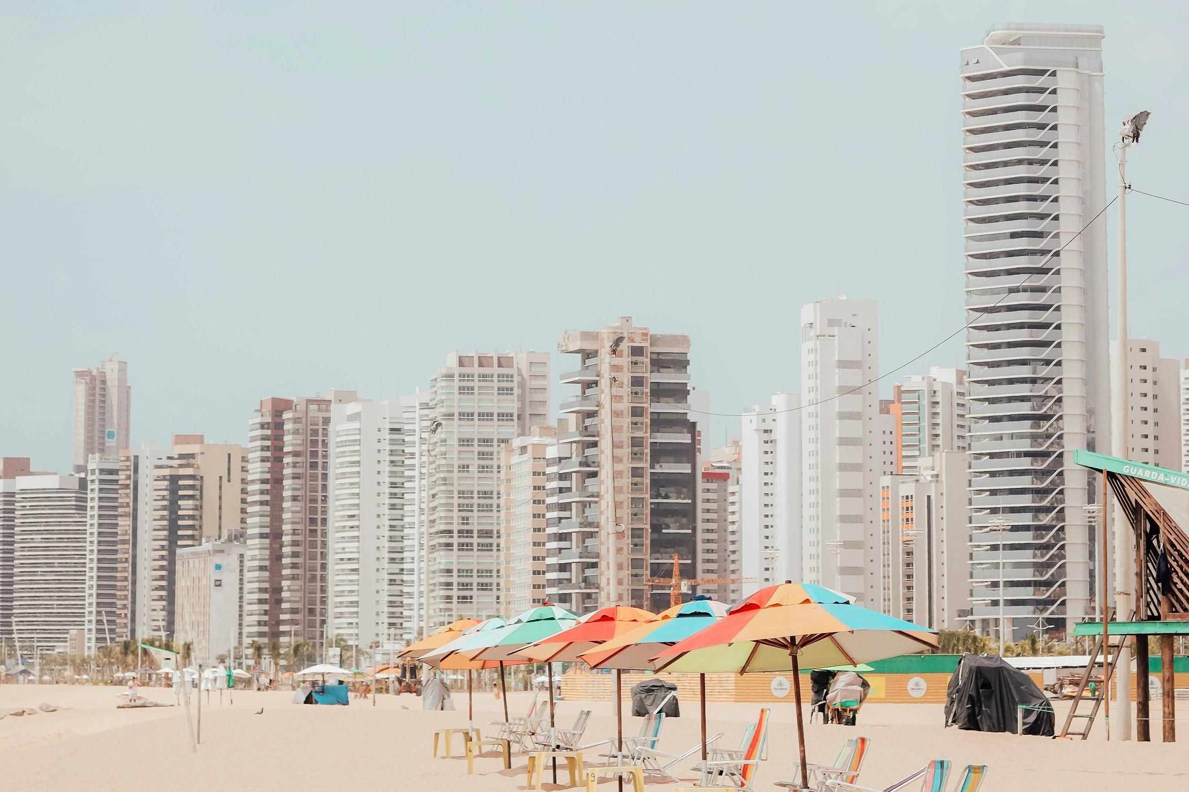 Foto dos prédios da Avenida Beiramar em Fortaleza.