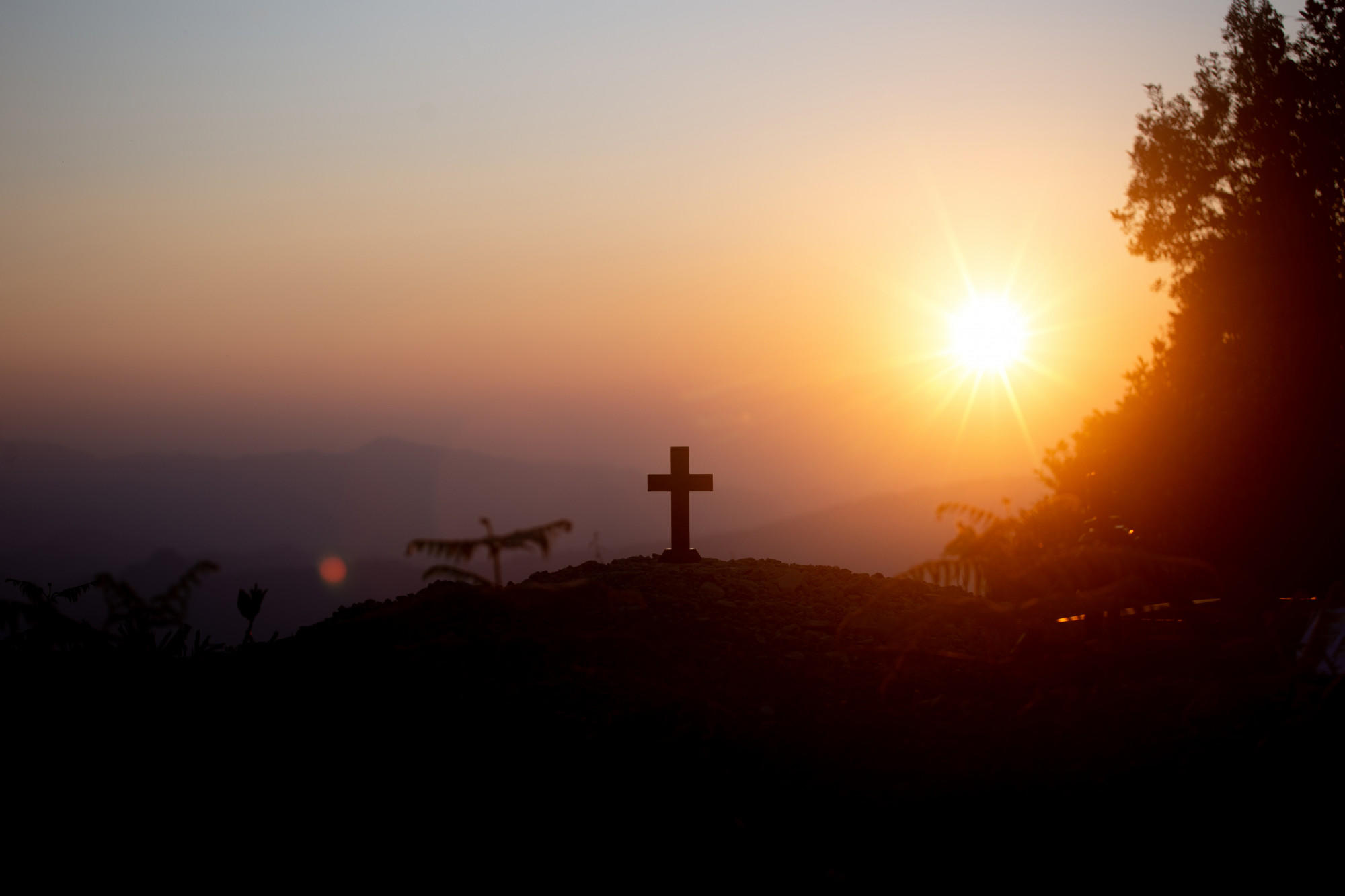 Cruz no meio da montanha.