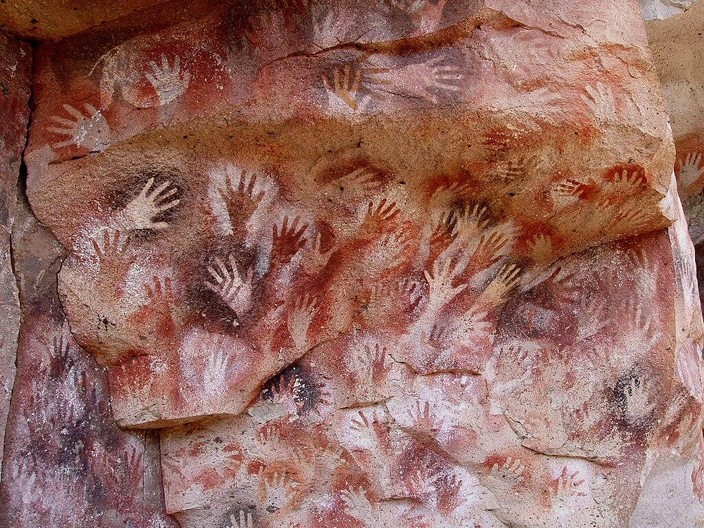 mãos humanas desenhadas na caverna argentina