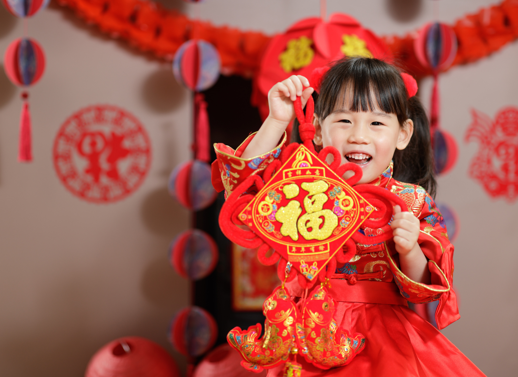 criança chinesa comemorando o ano novo chines