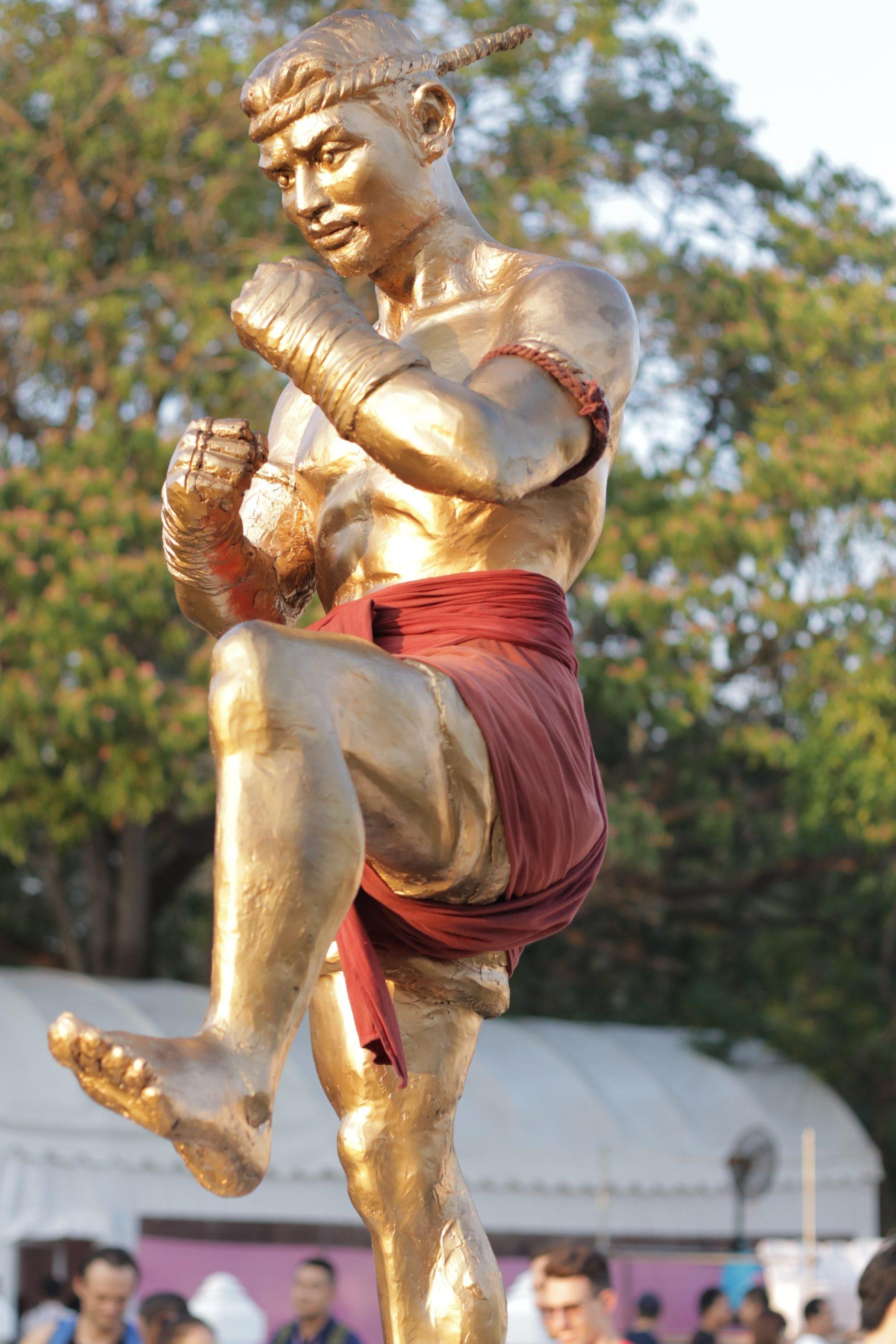 Nai Khanom Tom pai do muay thai