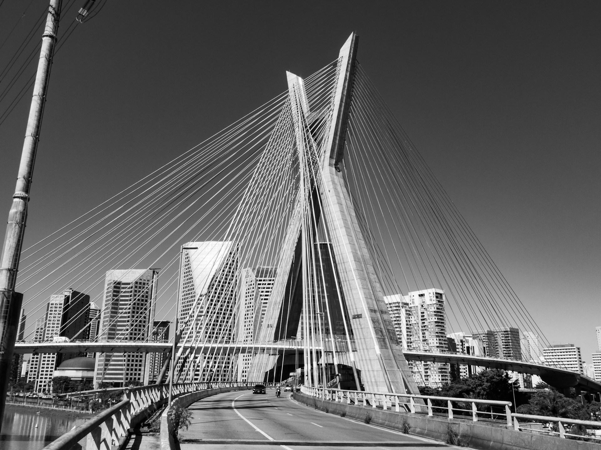 Imagem em preto e branco da ponte Octácio Frias de Oliveira em São Paulo.