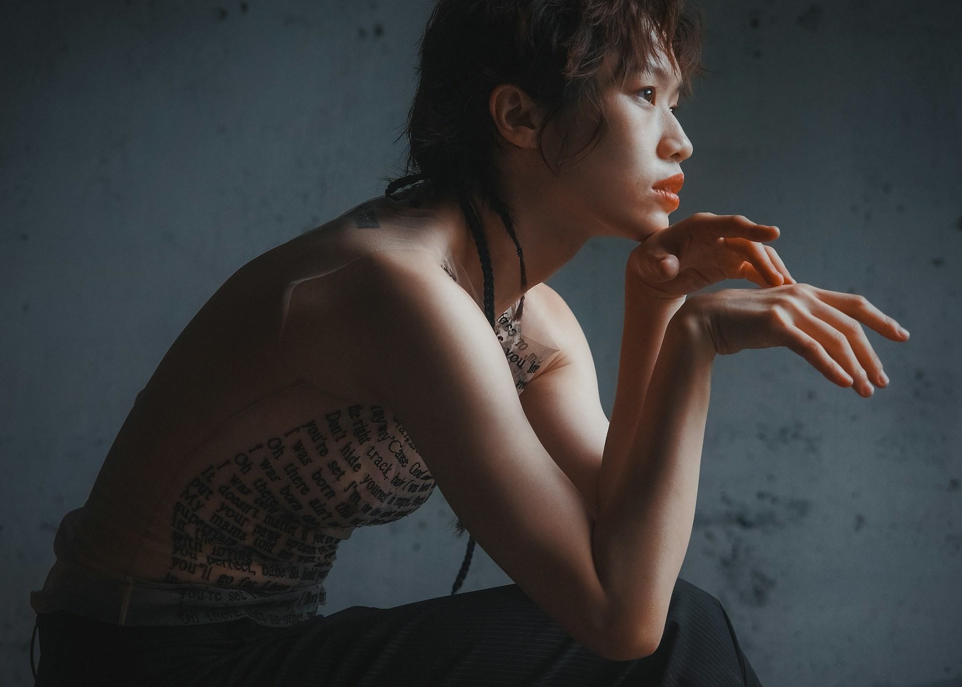 Fotografia de mulher curvada