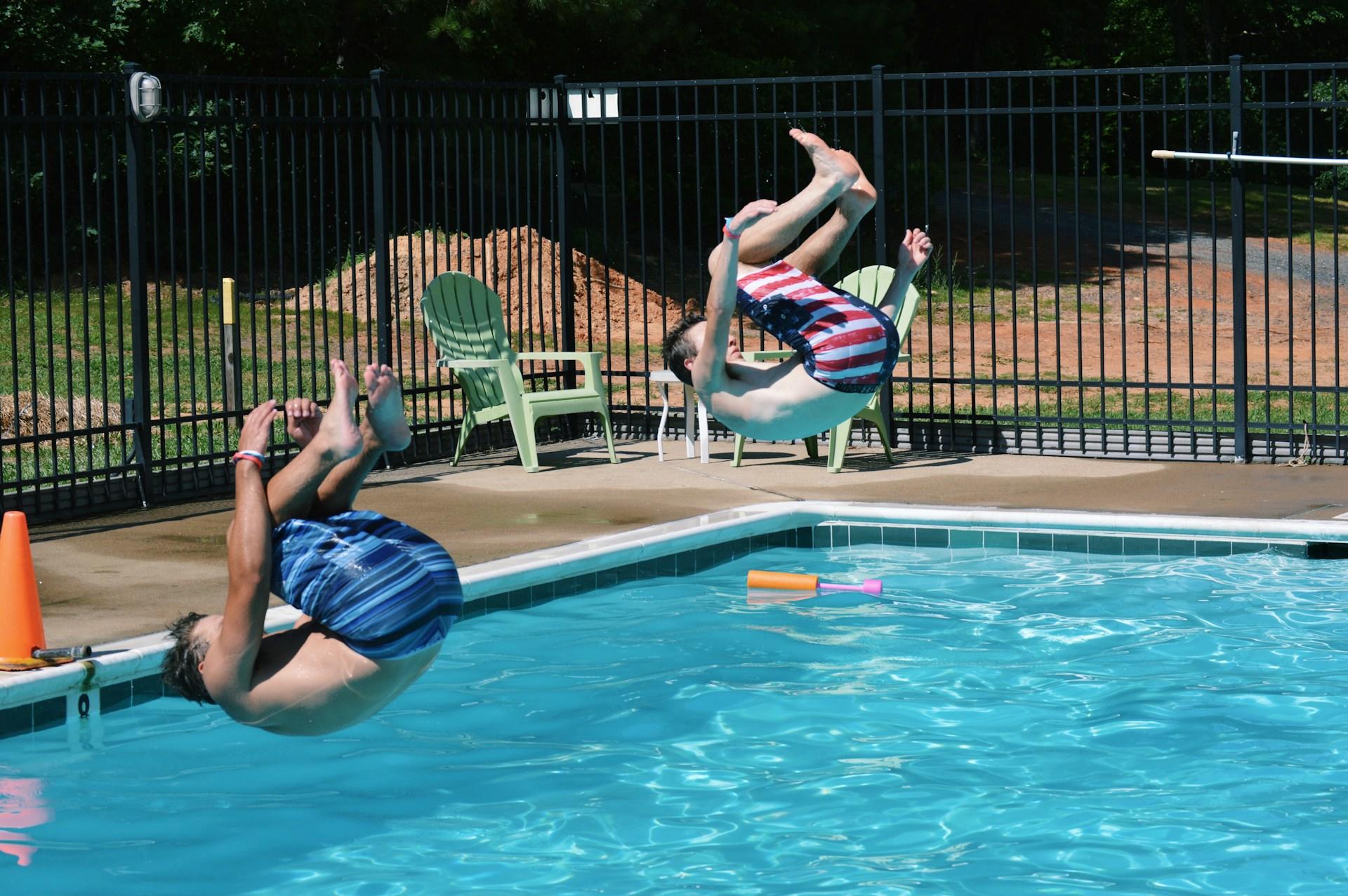 Crianças e adolescentes pulando em piscina