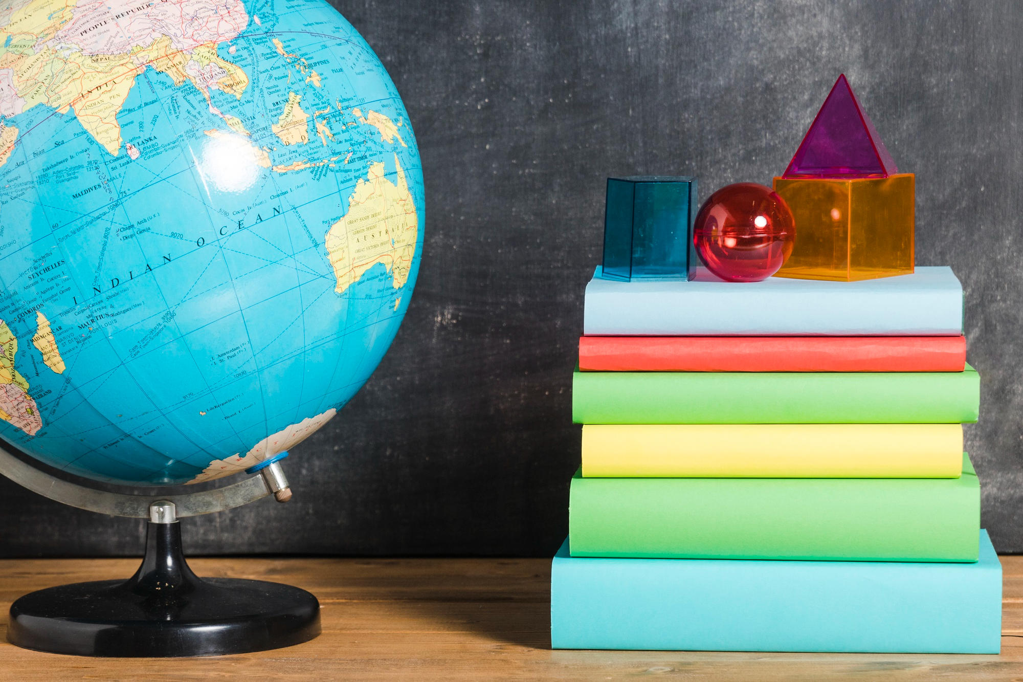 Fórmulas geométricas e livros em cima da mesa.
