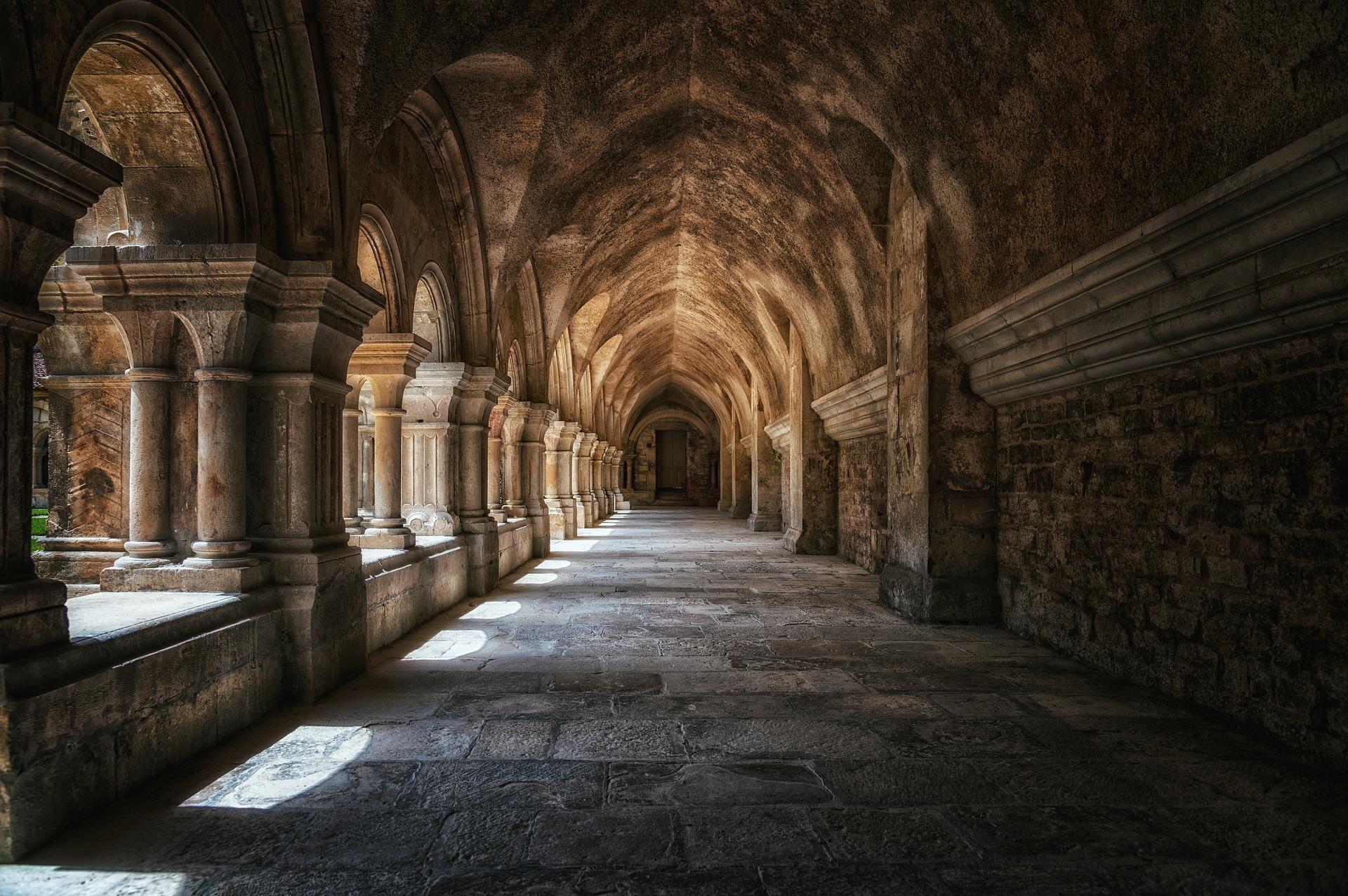 Imagem interna dos corredores de um convento