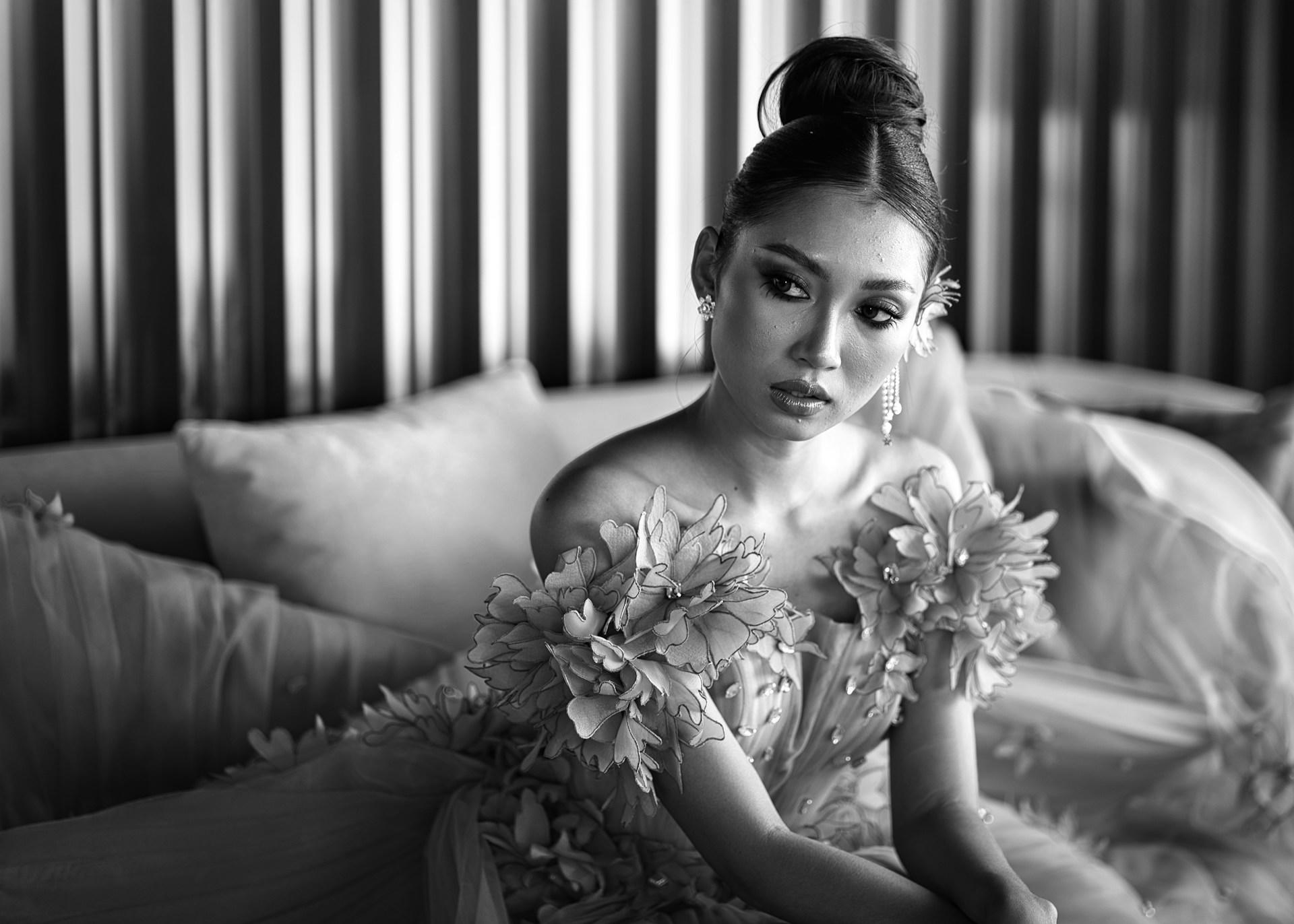 Fotografia de modelo usando vestido antes do desfile em preto e branco