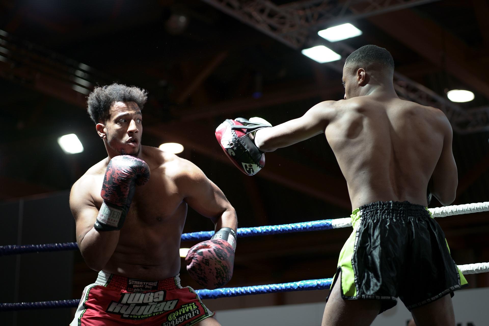 Dois lutadores de muay thai no ringue.