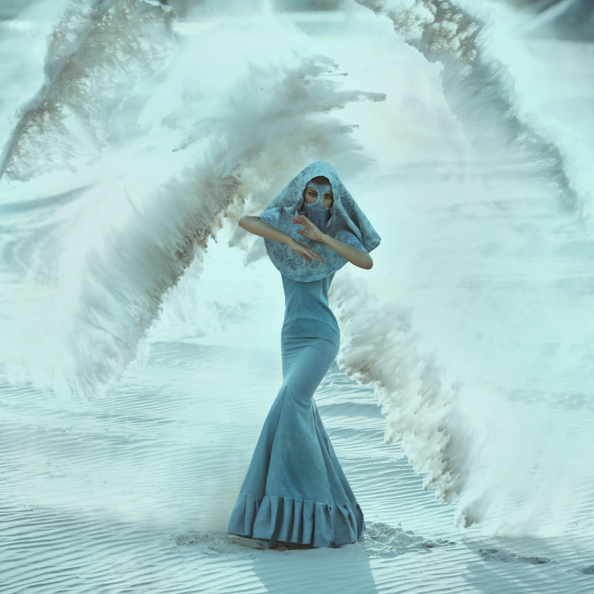 Mulher em um cenário lembrando poeira em um deserto