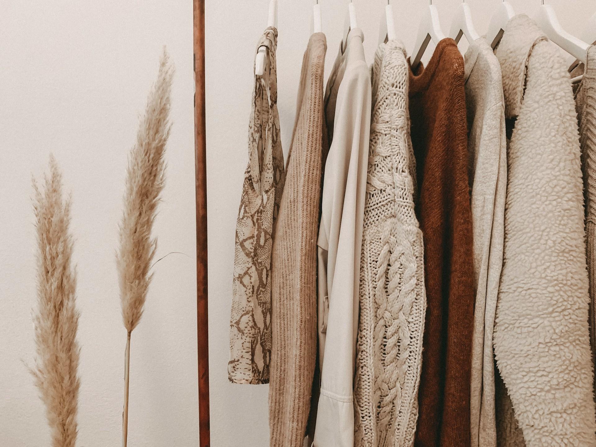 Fotografia de camisetas e camisas elaboradas por um desing de moda