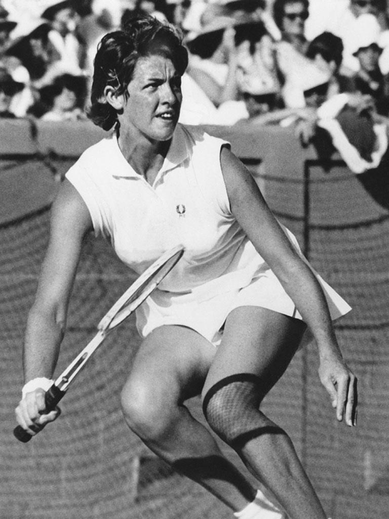 Margaret Court jogando tenis em um campeonato