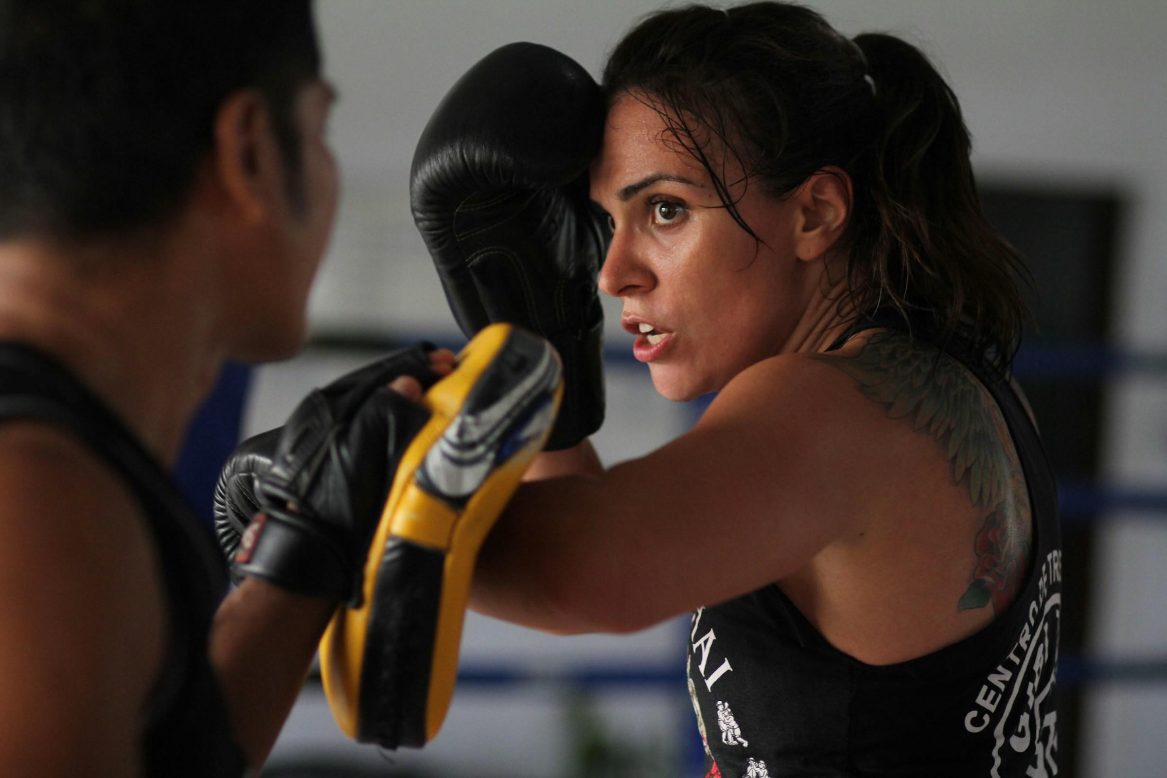 Aluna praticando muay thai.