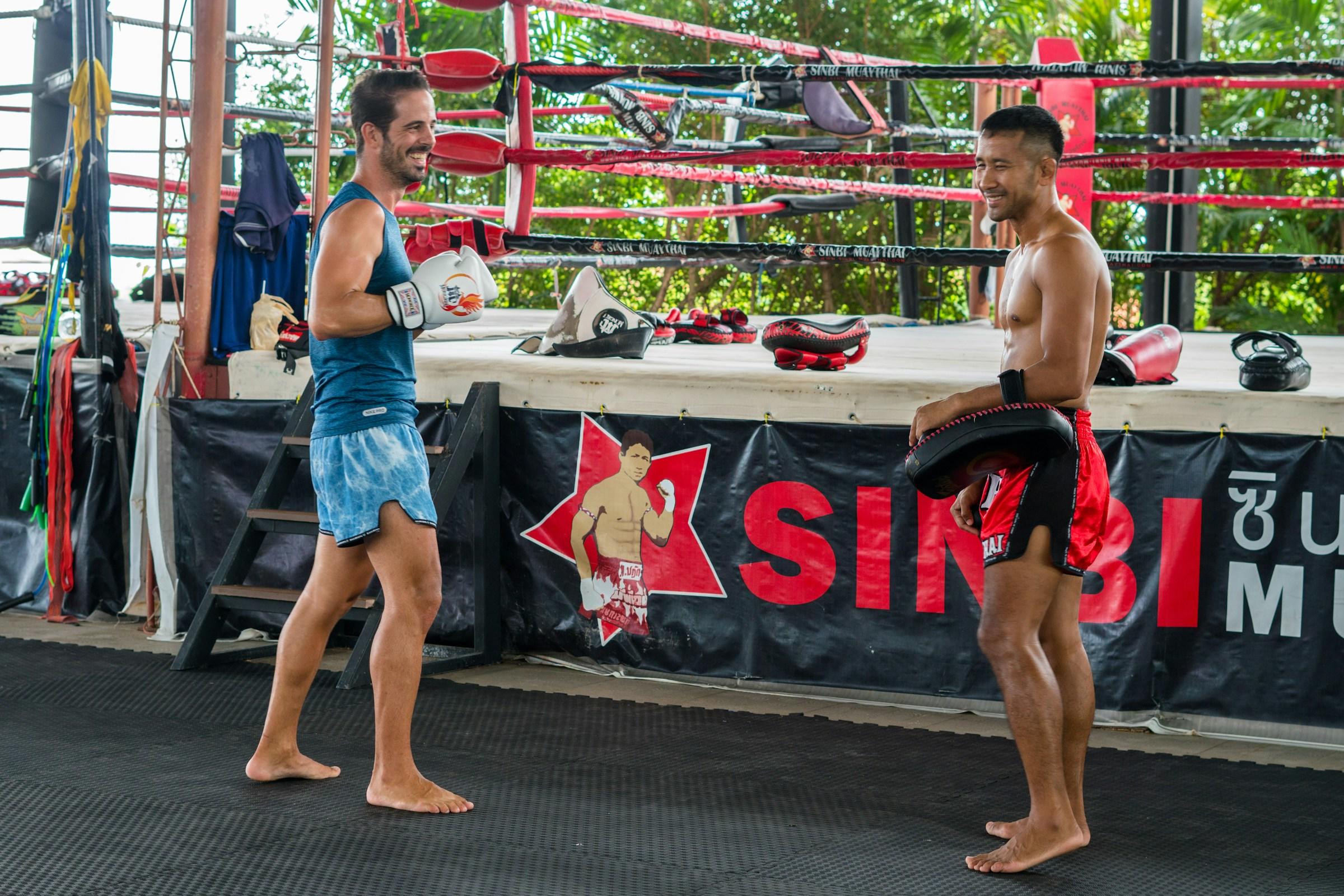 Alunos na aula de muay thai.