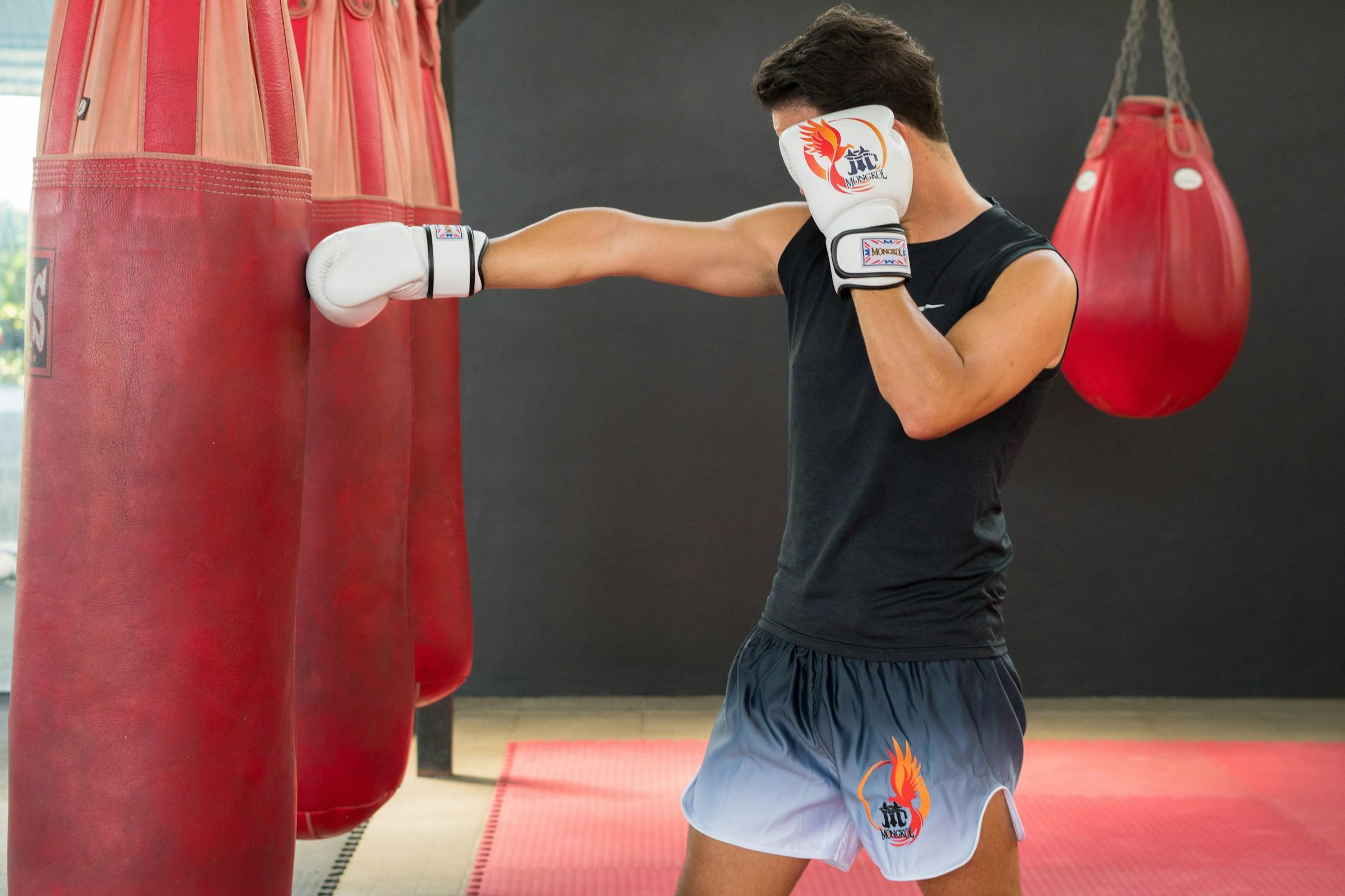 Aluno praticando muay thai.
