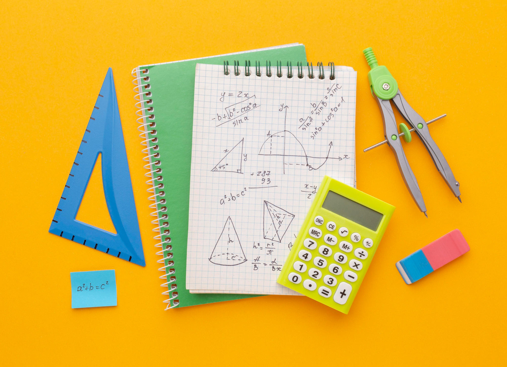 Objetos de estudos de geometria em cima da mesa.