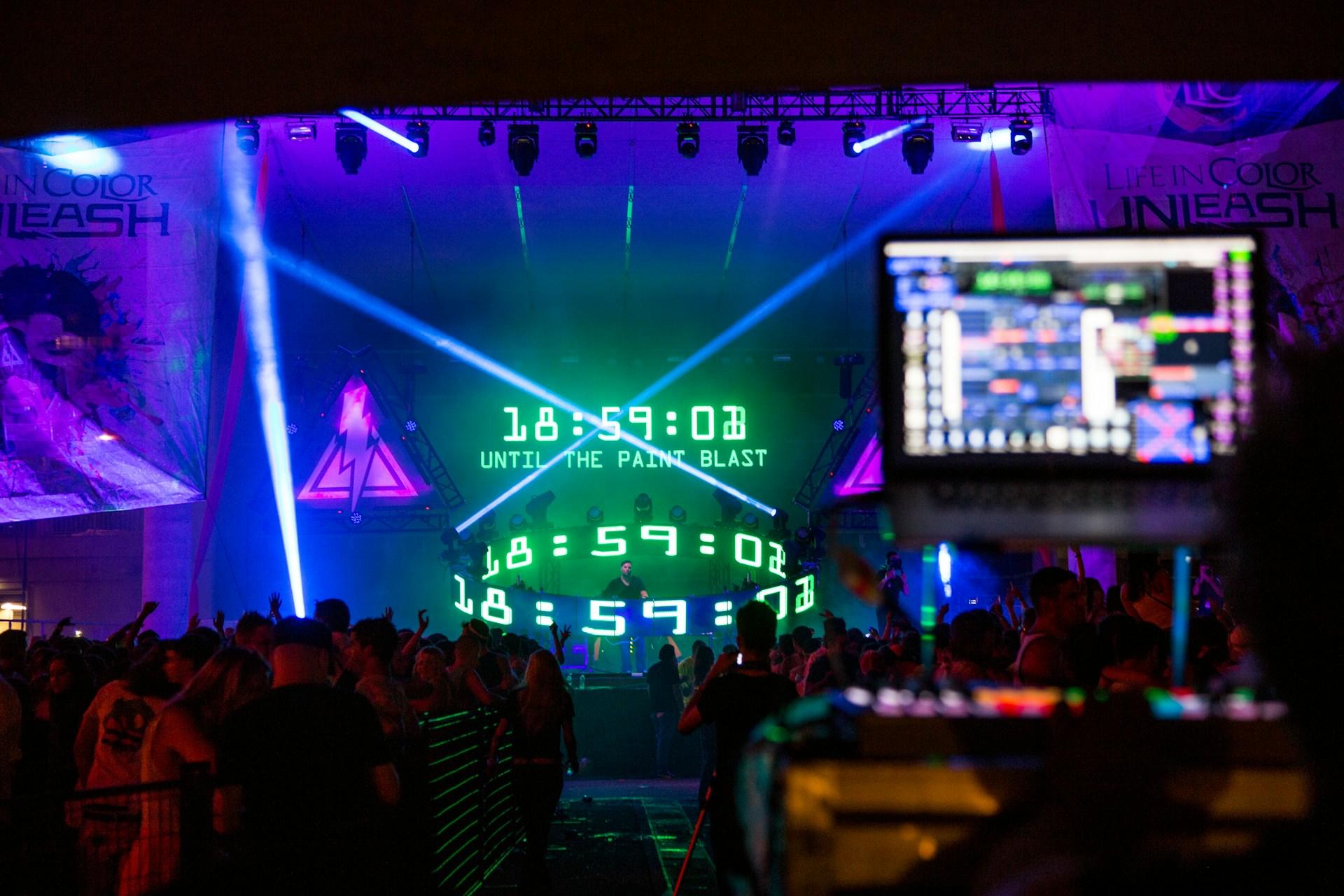Imagem de uma festa com um DJ tocando.