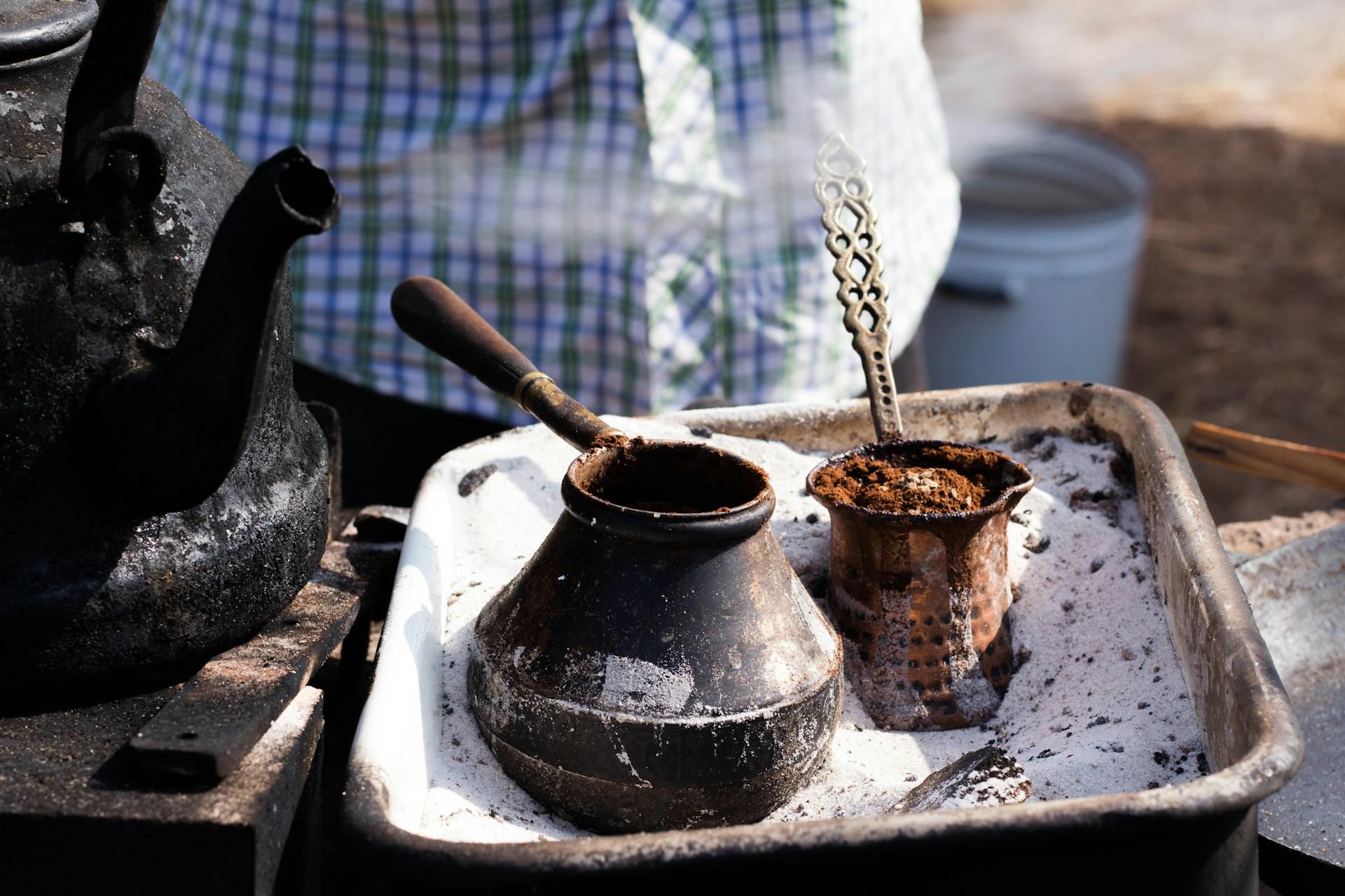 Café turco feito na areia quente