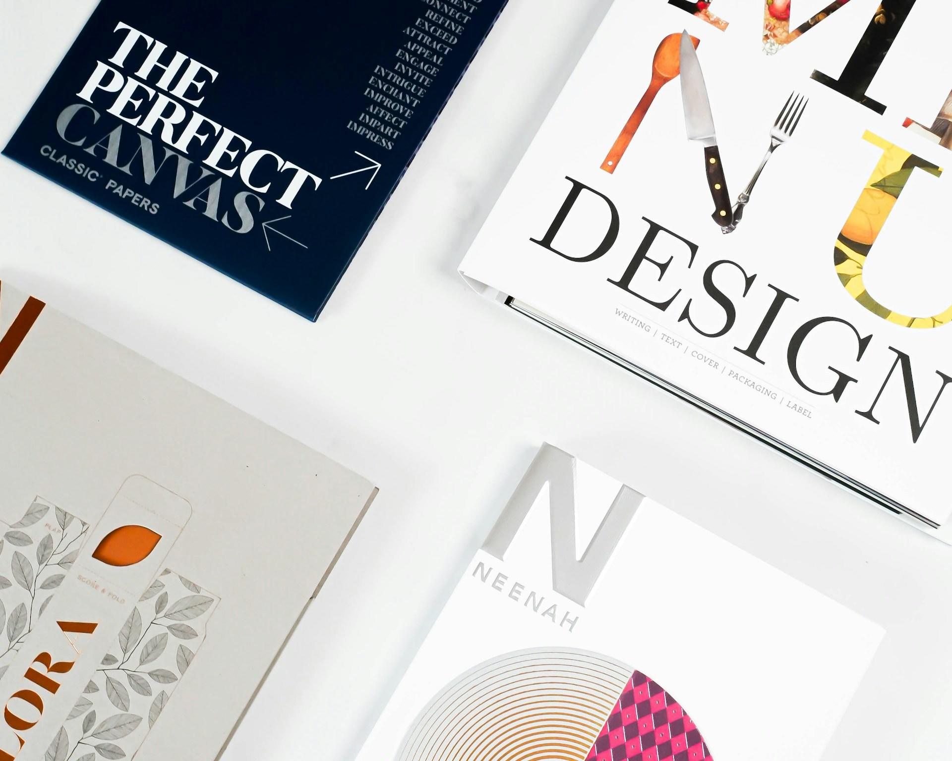 Tela com fotografia com diversos livros de design