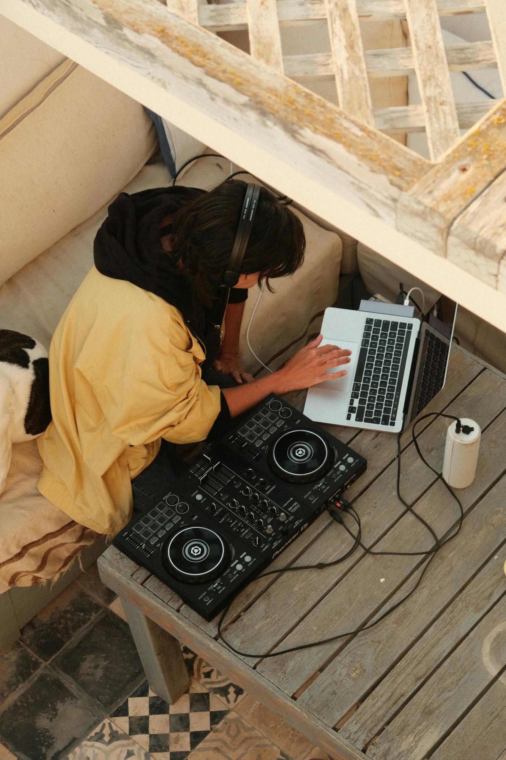 DJ com uma controladora e um notebook