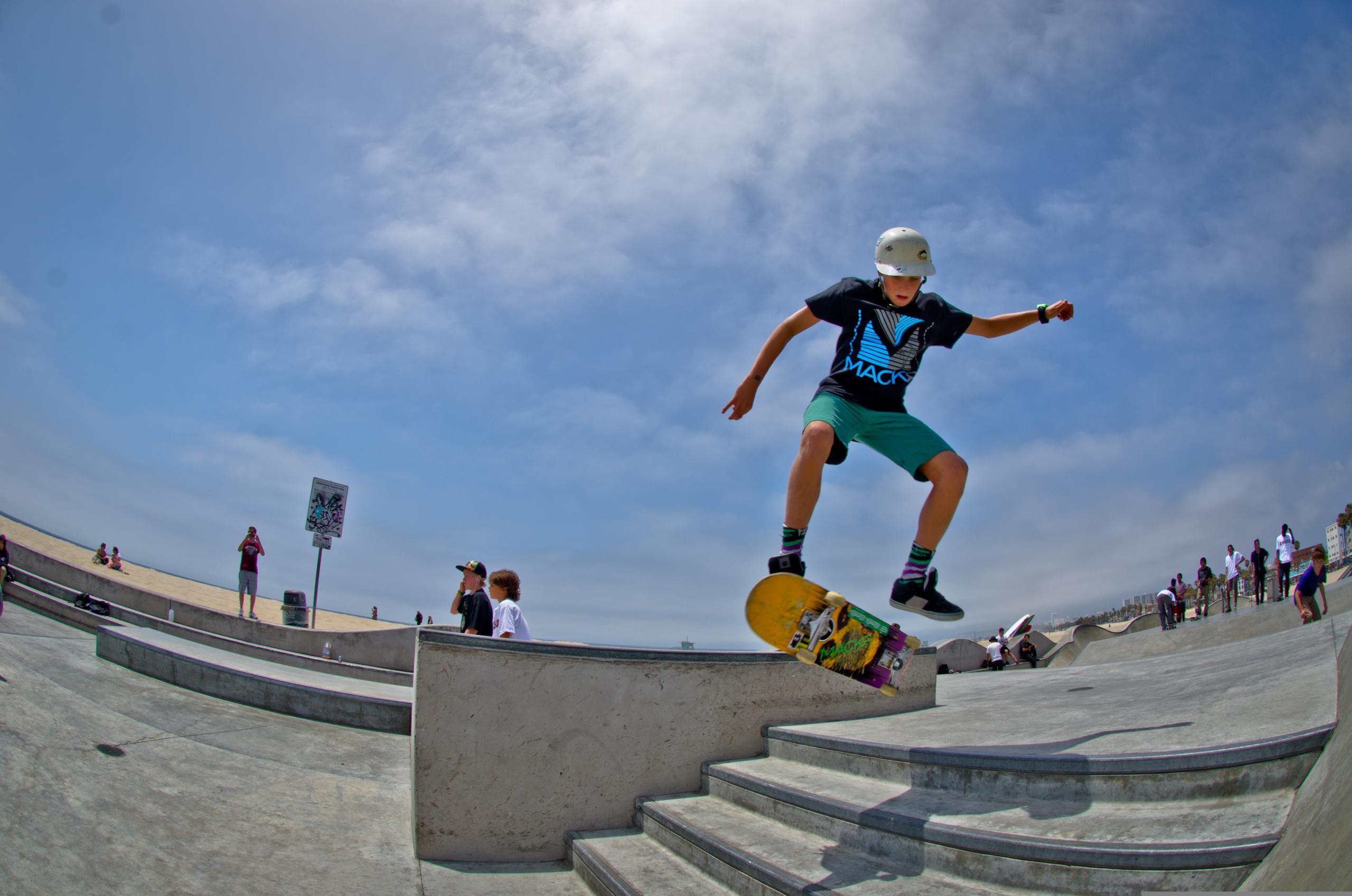 Pessoa andando de skate.