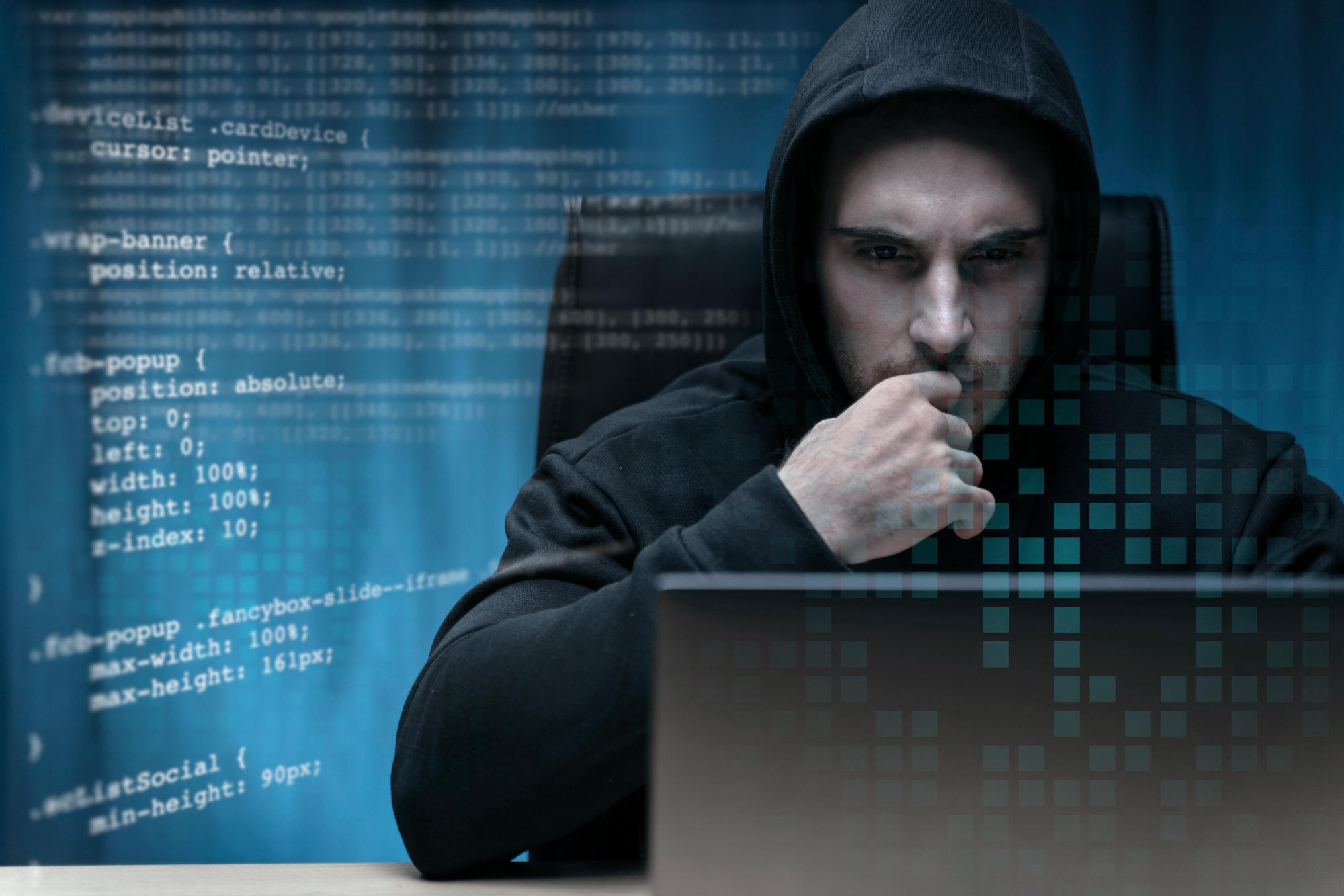 Hacker fazendo um ataque cibernético pelo computador.