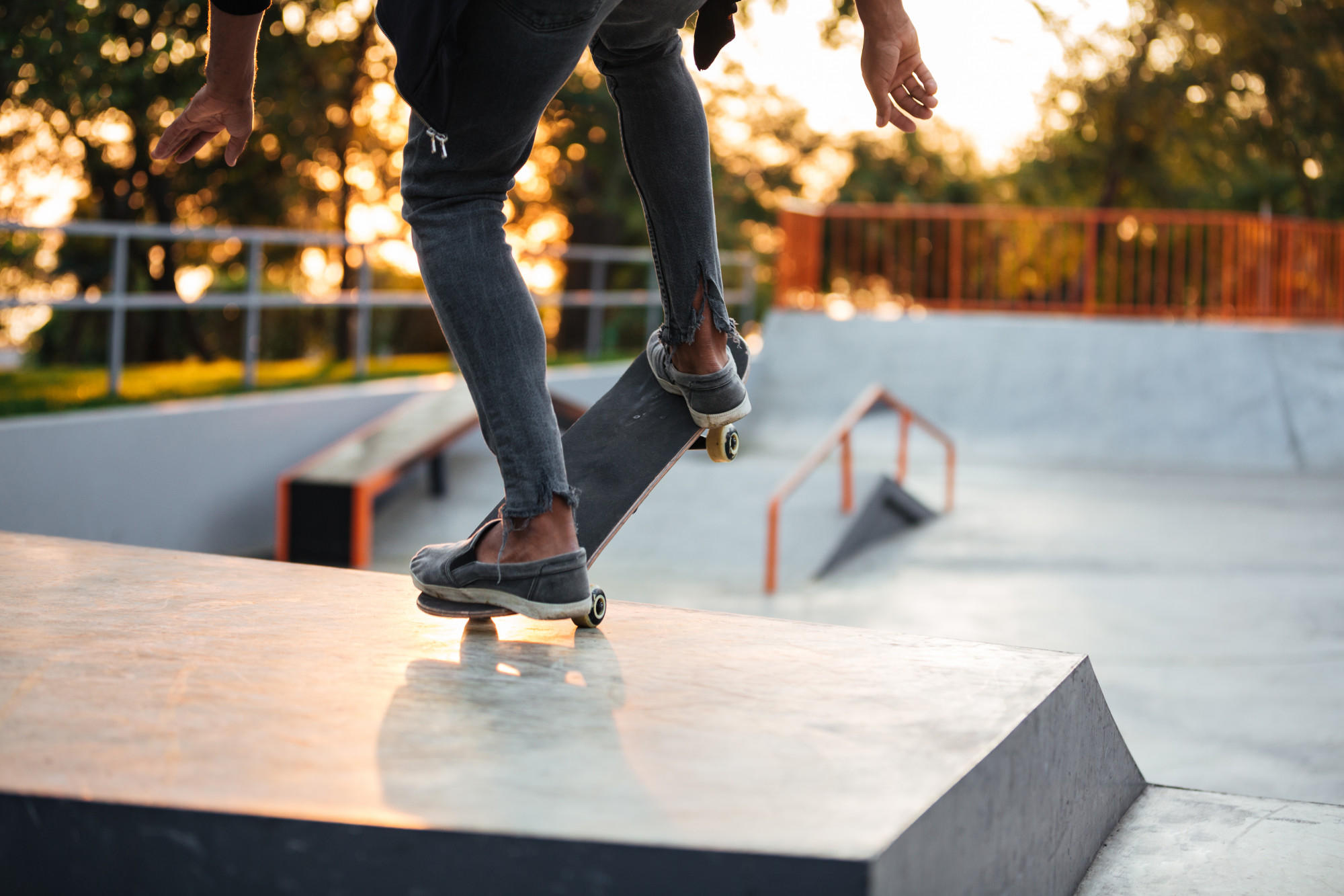 Homem andando de skate na pista.