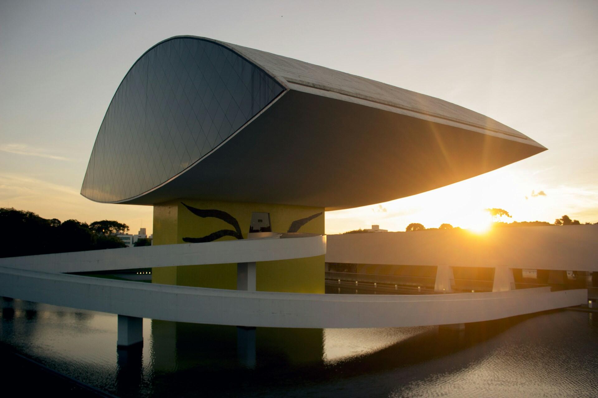 foto de obra do oscar niemeyer Curitiba