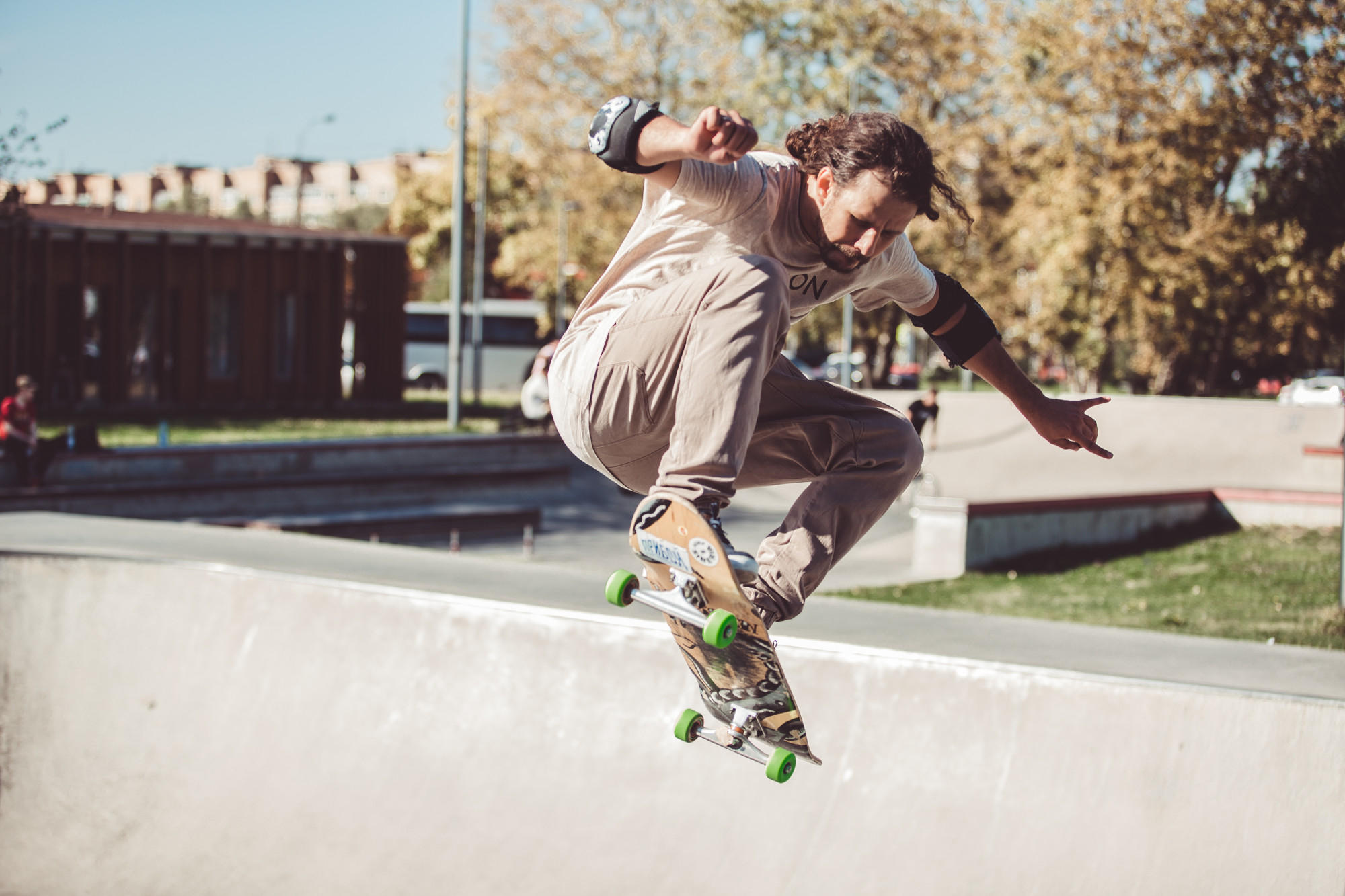 Homem se exercitando com skate.