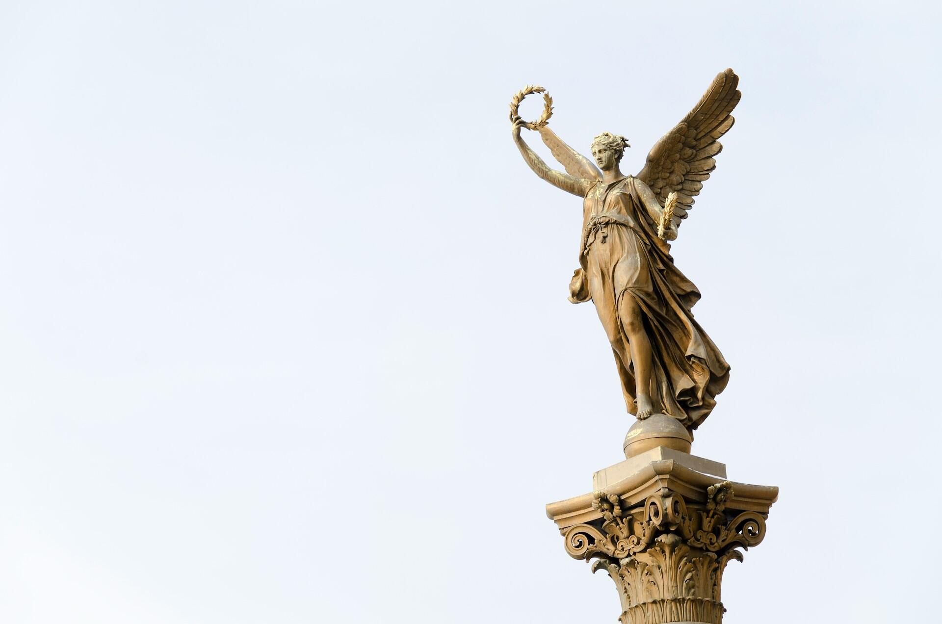 Fotografia de estátua com fundo do céu azul