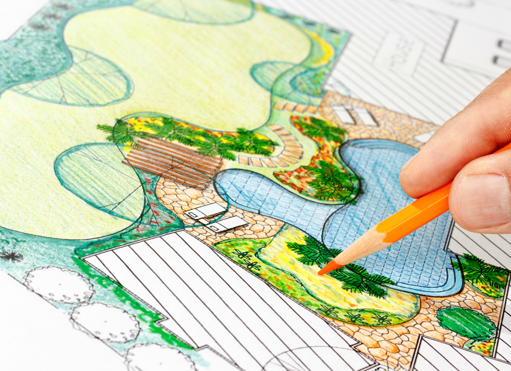 Folha de desenho arquitetura com destaque para um lápis laranja colorindo na folha da maquete