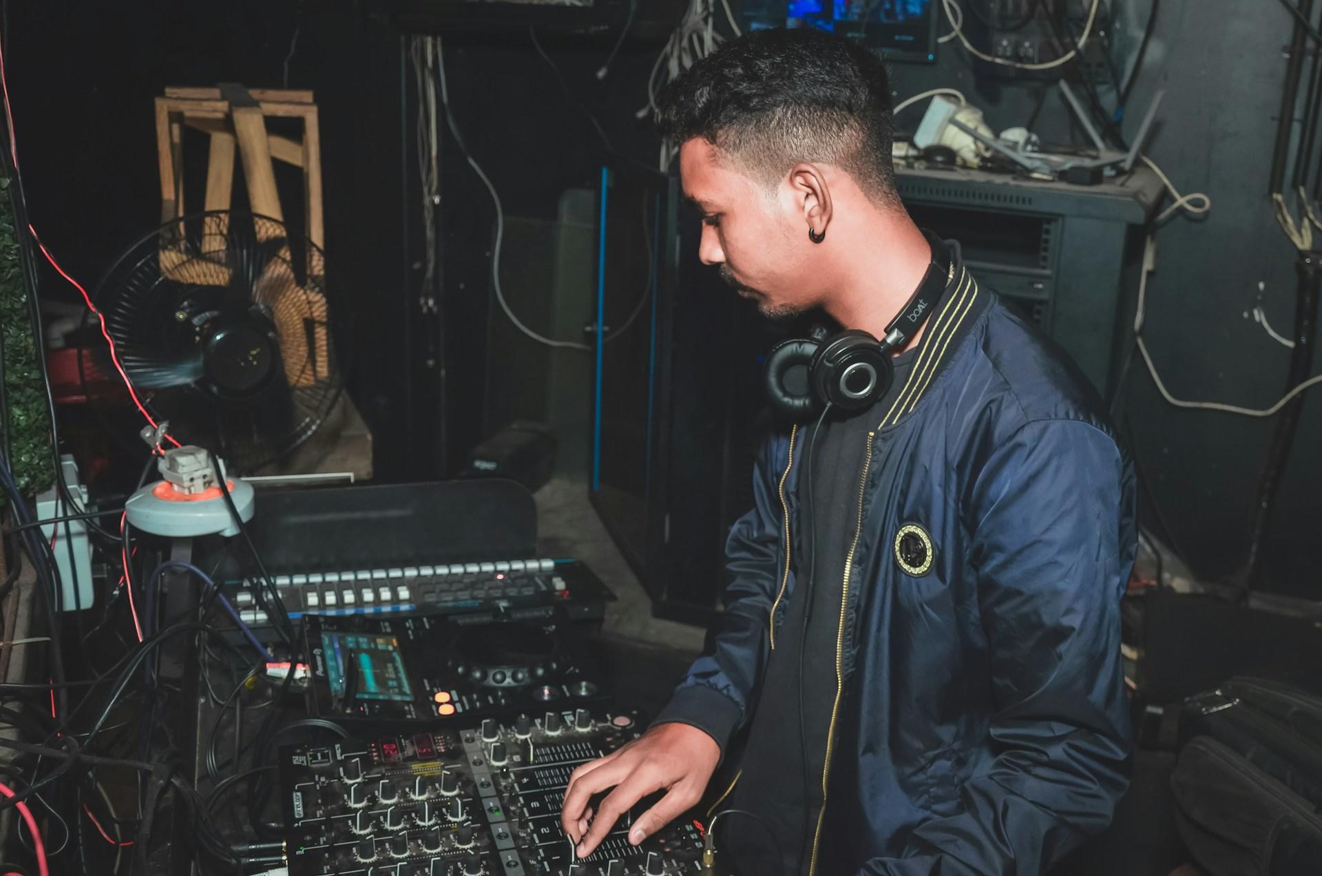 Operador de som em um back stage de um show