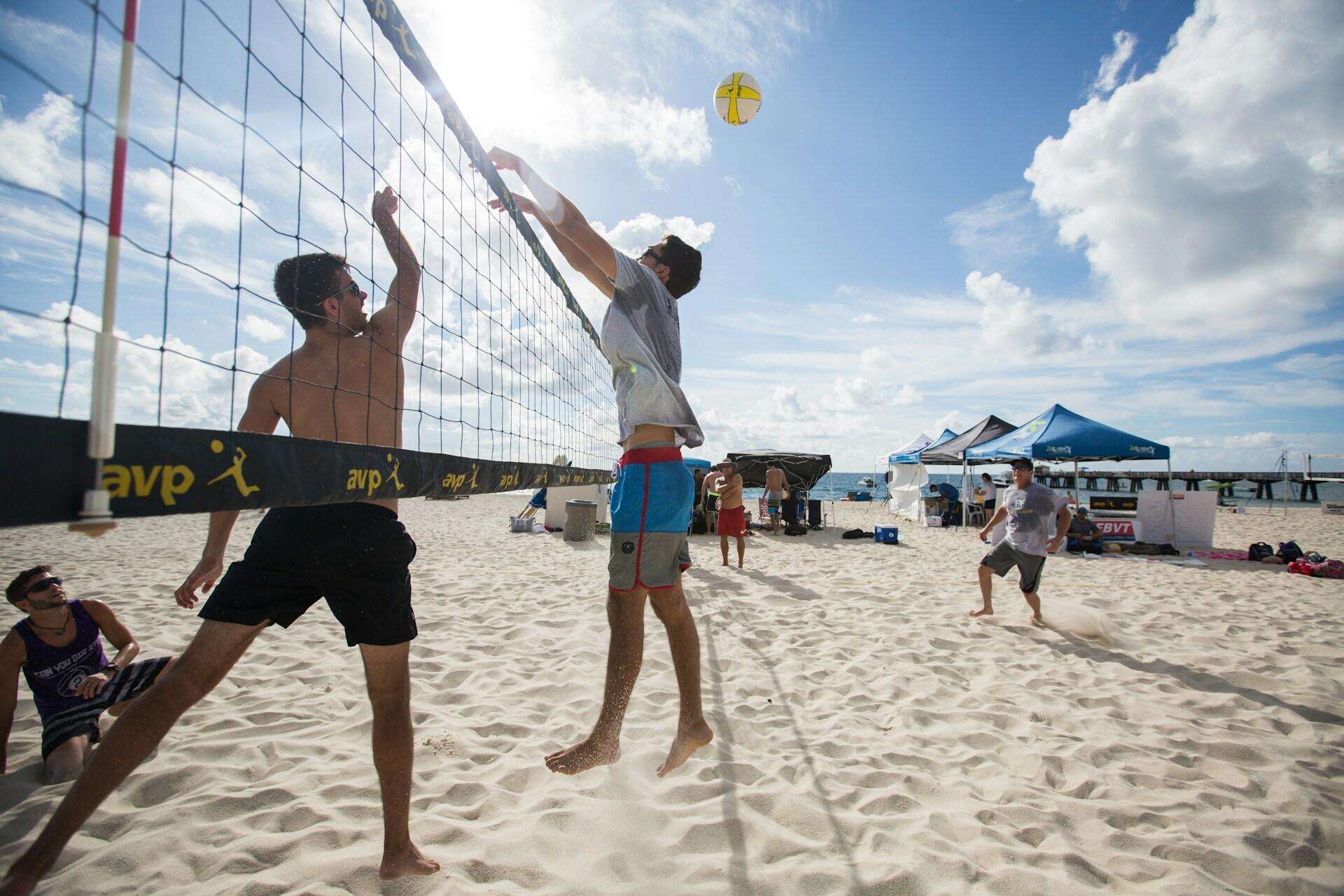 Pessoas jogando volei de praia