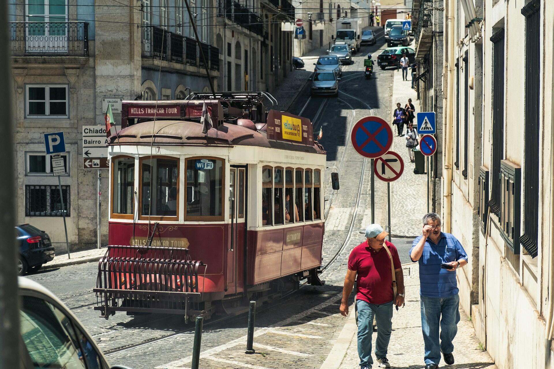 Imagem de um elétrico nas ruas de Lisboa.