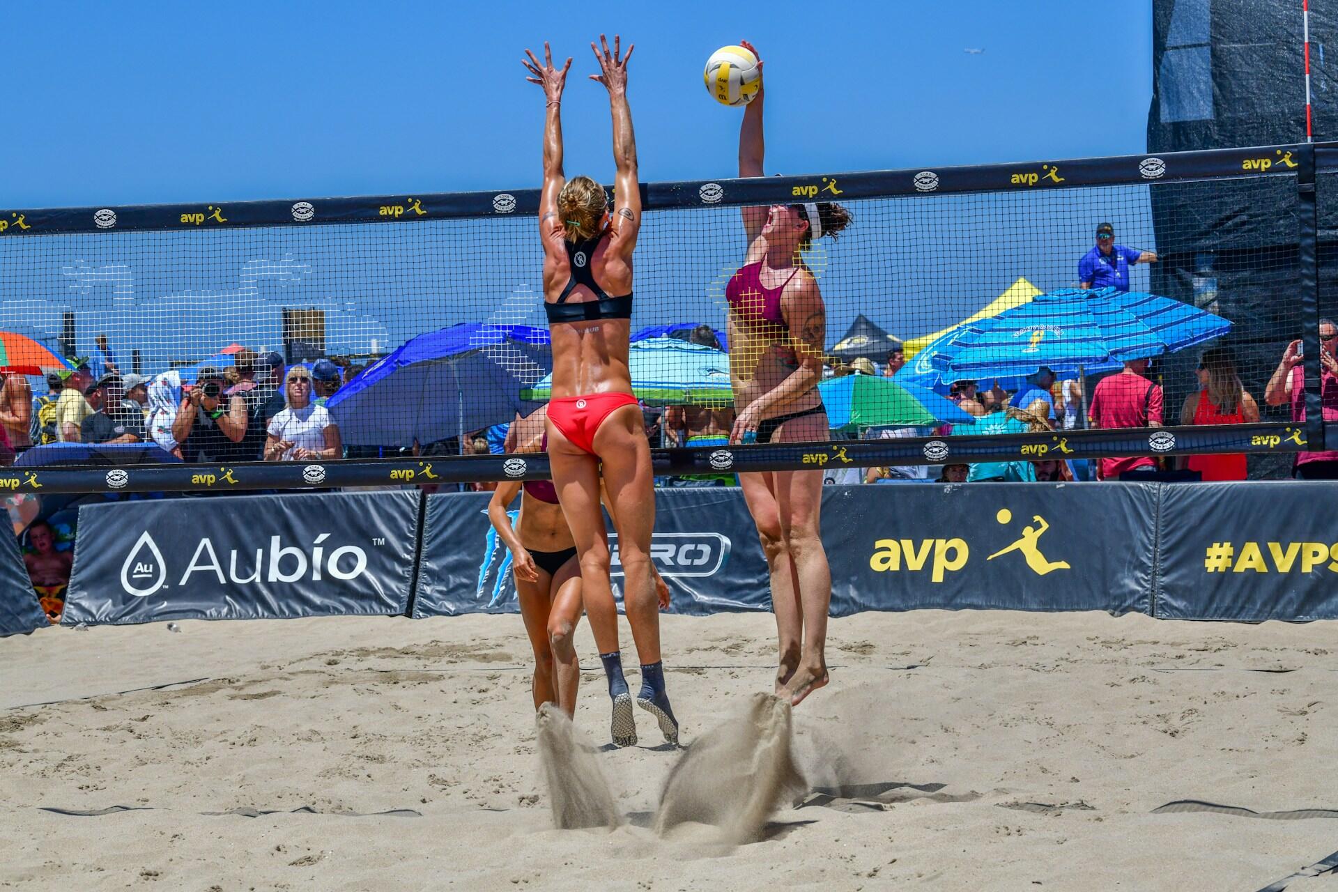 Mulheres jogando volei de praia
