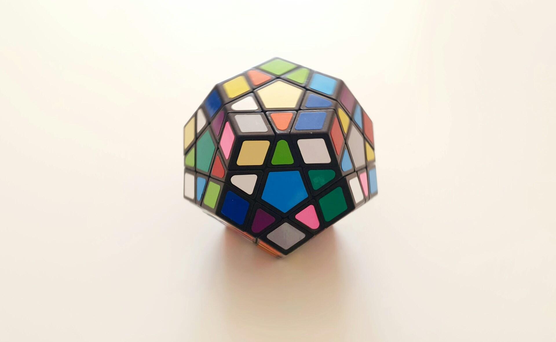 Modelo de cubo megamix no dentro de uma imagem em fundo beige