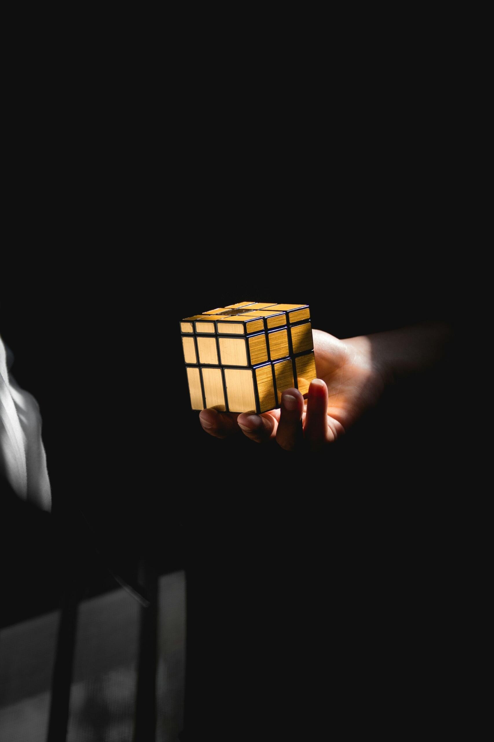 Modelo de cubo mirroir na mão de uma pessoa