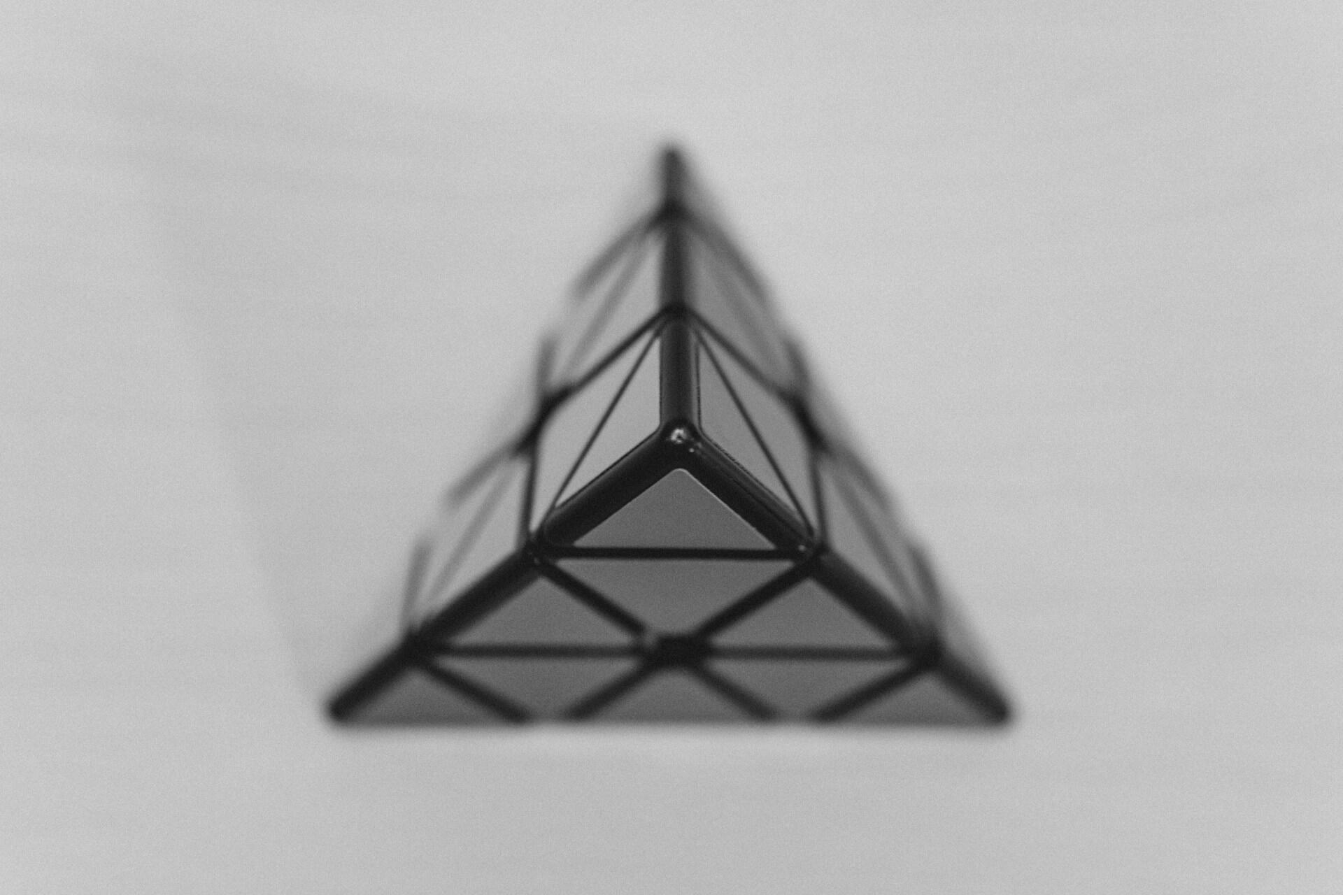 Modelo do cubo piramide em foto, centralizado