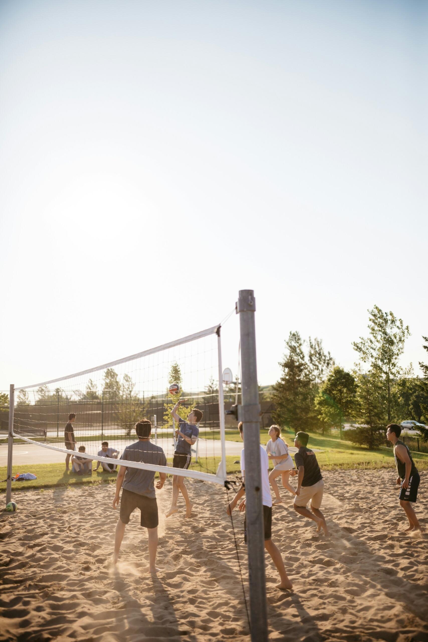 Pessoas jogando volei de praia