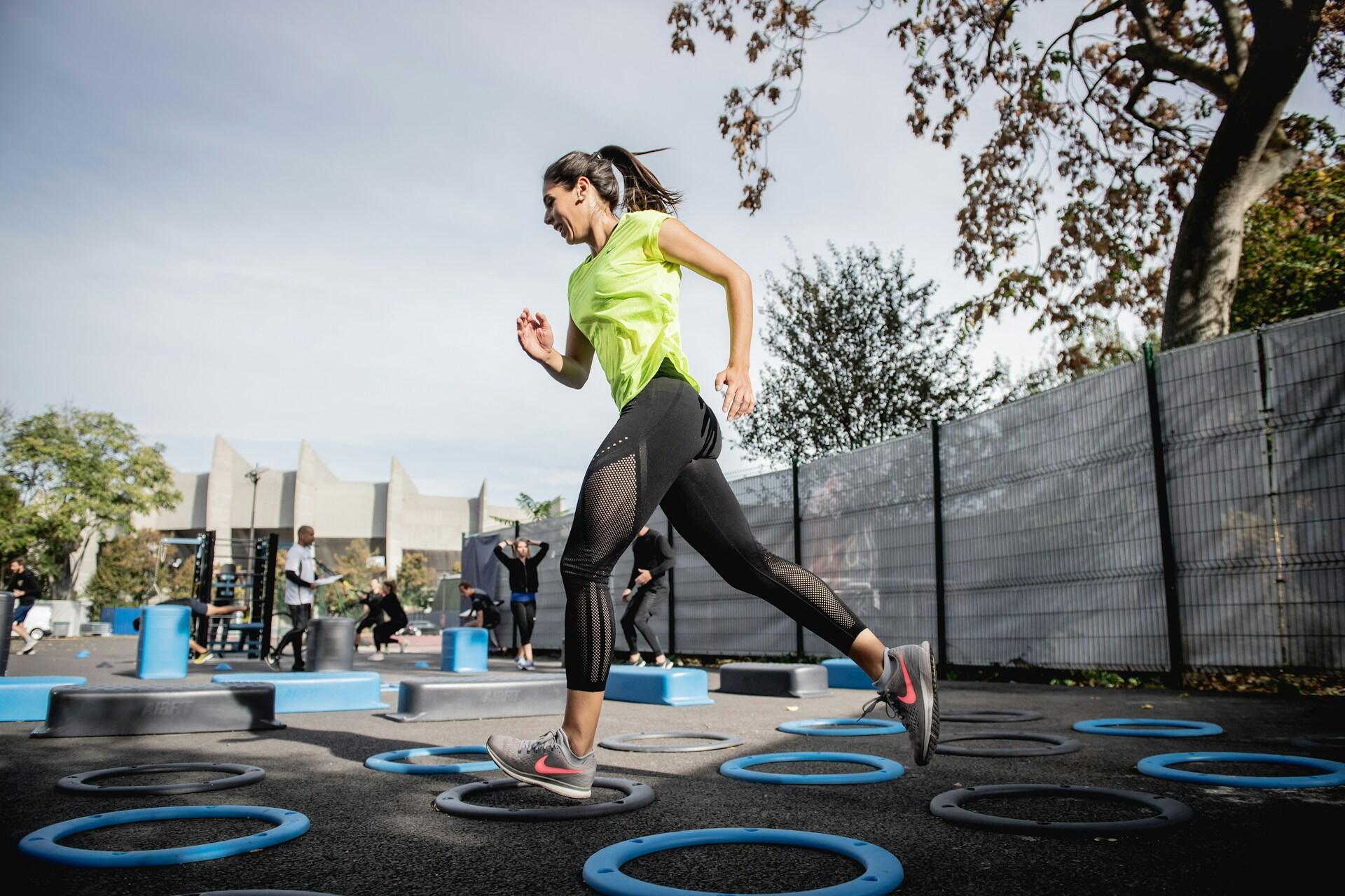 Mulher praticando Lista de exercícios HIIT em casa