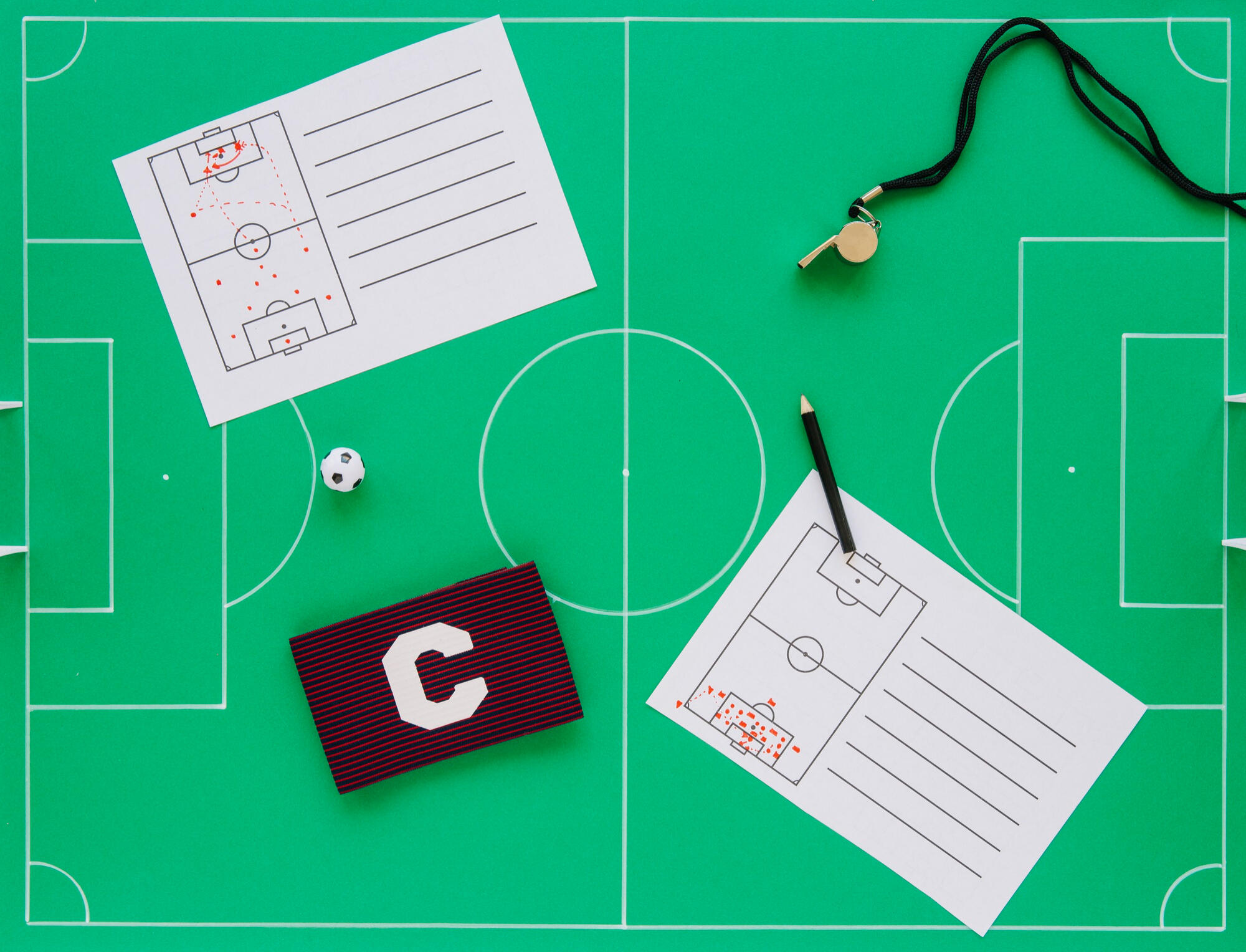 Itens do futebol desenhados.