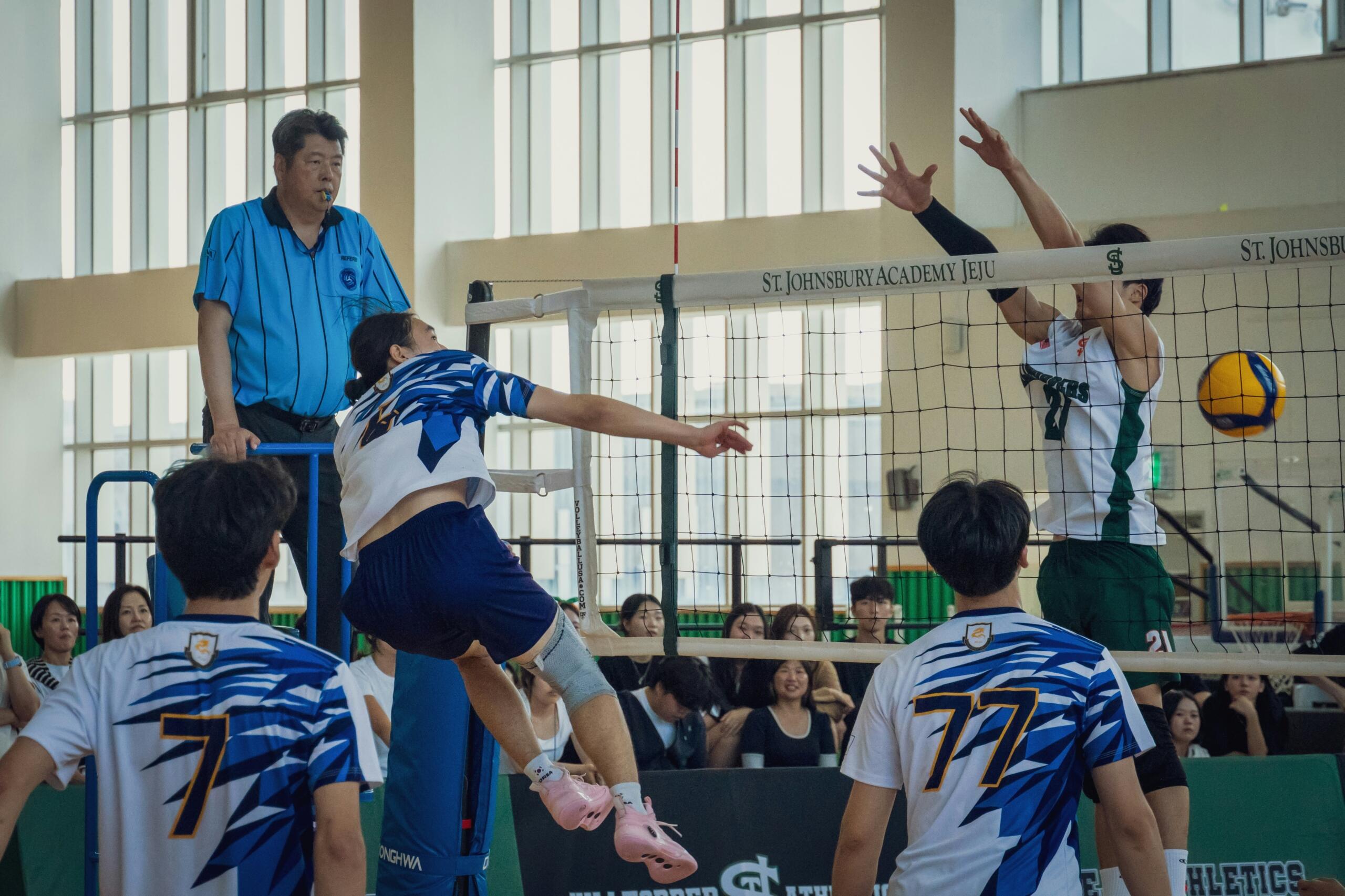 Juiz em uma partida de voleibol